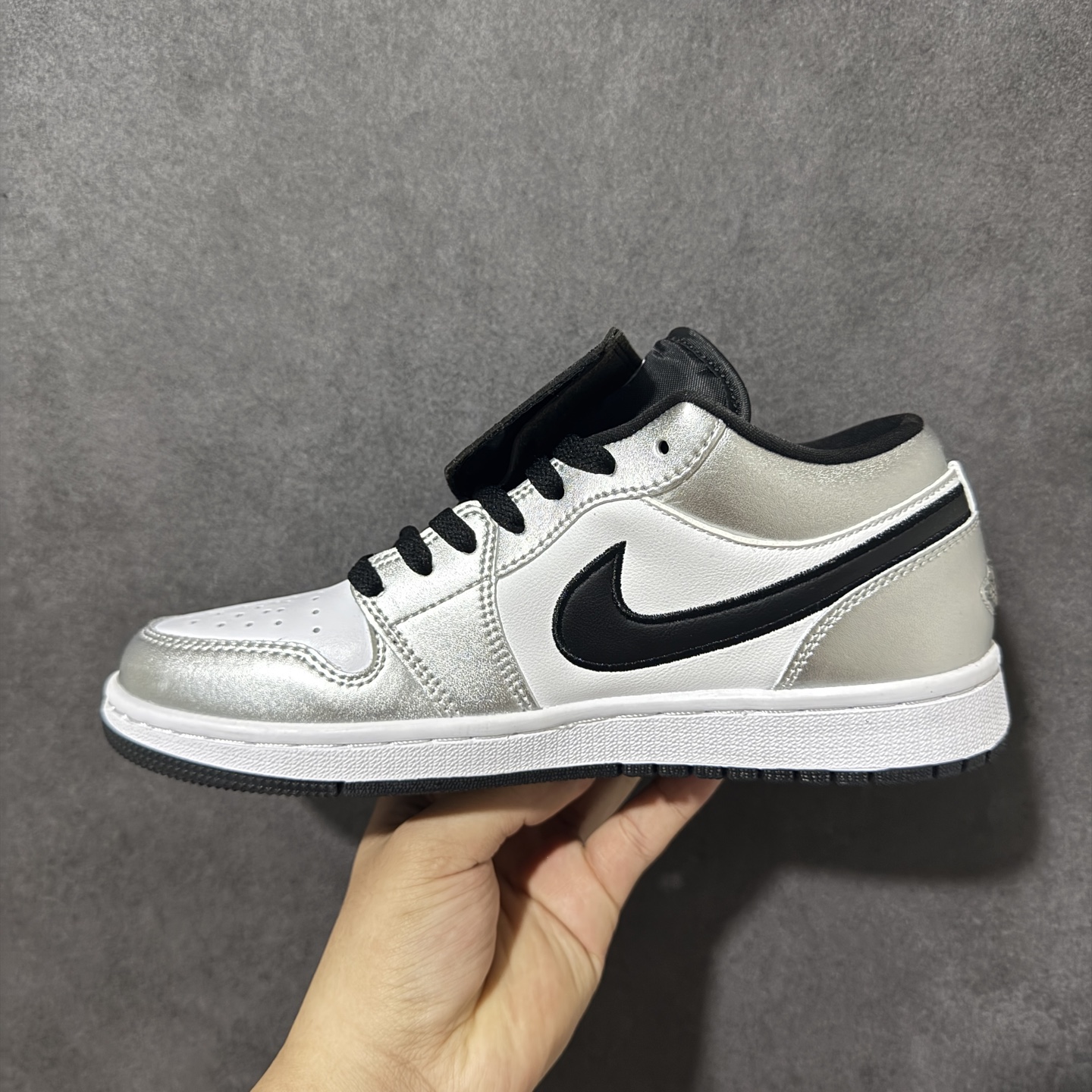 图片[2]-【公司级】Air Jordan 1 Low 乔1 AJ1低帮板鞋 原鞋原档案开发 原档冲孔鞋头 鞋垫背胶工艺 四线拉帮工艺 中底走线规整 原厂织唛标 鞋舌高弹海绵填充 货号：IR2278-100 尺码：36 36.5 37.5 38 38.5 39 40 40.5 41 42 42.5 43 44 44.5 45 46-选品中心