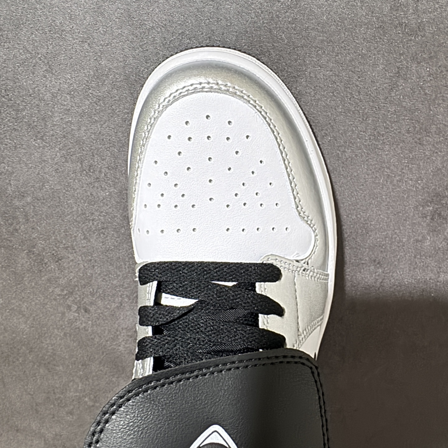 图片[5]-【公司级】Air Jordan 1 Low 乔1 AJ1低帮板鞋 原鞋原档案开发 原档冲孔鞋头 鞋垫背胶工艺 四线拉帮工艺 中底走线规整 原厂织唛标 鞋舌高弹海绵填充 货号：IR2278-100 尺码：36 36.5 37.5 38 38.5 39 40 40.5 41 42 42.5 43 44 44.5 45 46-选品中心