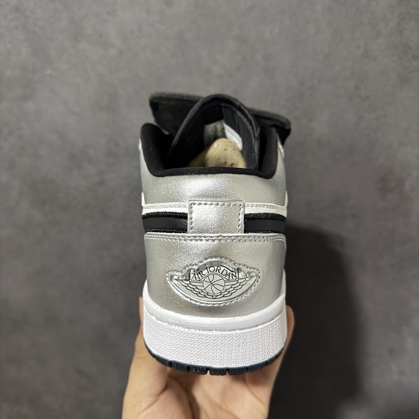 图片[4]-【公司级】Air Jordan 1 Low 乔1 AJ1低帮板鞋 原鞋原档案开发 原档冲孔鞋头 鞋垫背胶工艺 四线拉帮工艺 中底走线规整 原厂织唛标 鞋舌高弹海绵填充 货号：IR2278-100 尺码：36 36.5 37.5 38 38.5 39 40 40.5 41 42 42.5 43 44 44.5 45 46-选品中心
