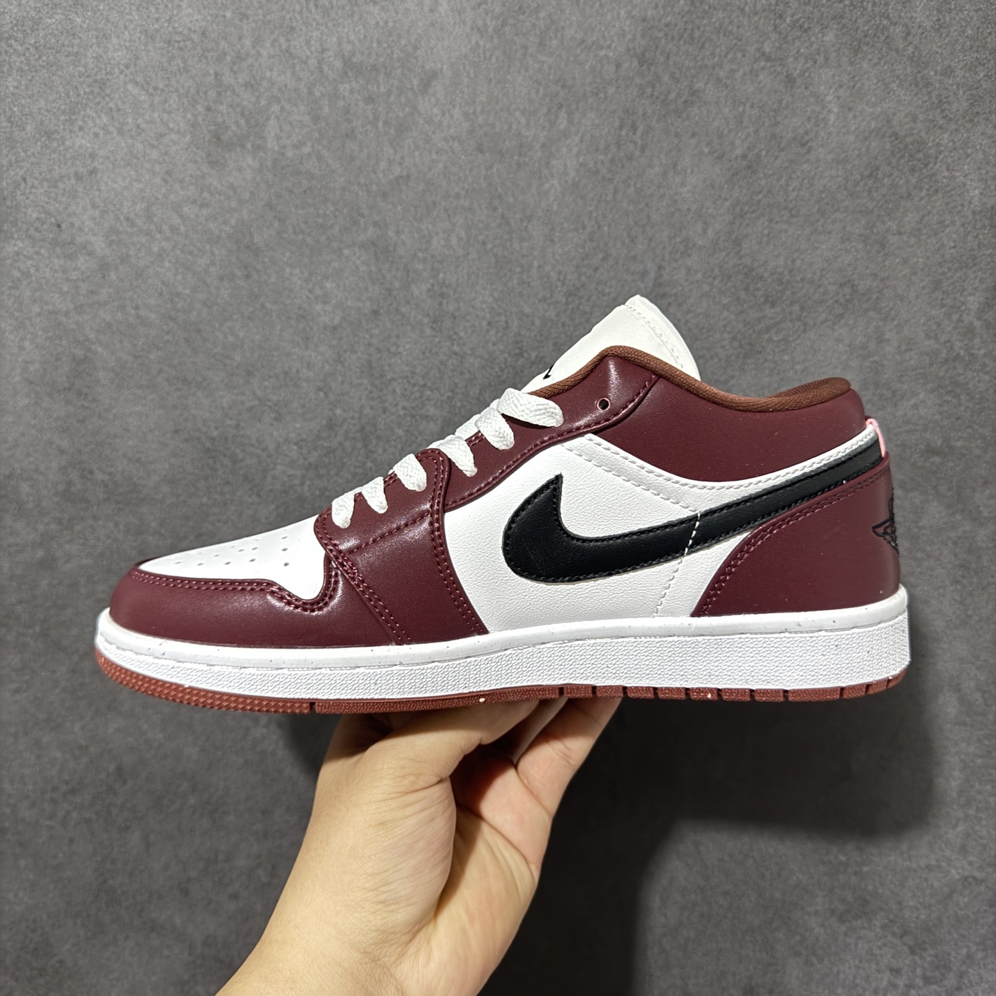 图片[2]-【公司级】Air Jordan 1 Low 乔1 AJ1低帮板鞋 原鞋原档案开发 原档冲孔鞋头 鞋垫背胶工艺 四线拉帮工艺 中底走线规整 原厂织唛标 鞋舌高弹海绵填充 货号：HF3148-102 尺码：36 36.5 37.5 38 38.5 39 40 40.5 41 42 42.5 43 44 44.5 45 46-选品中心
