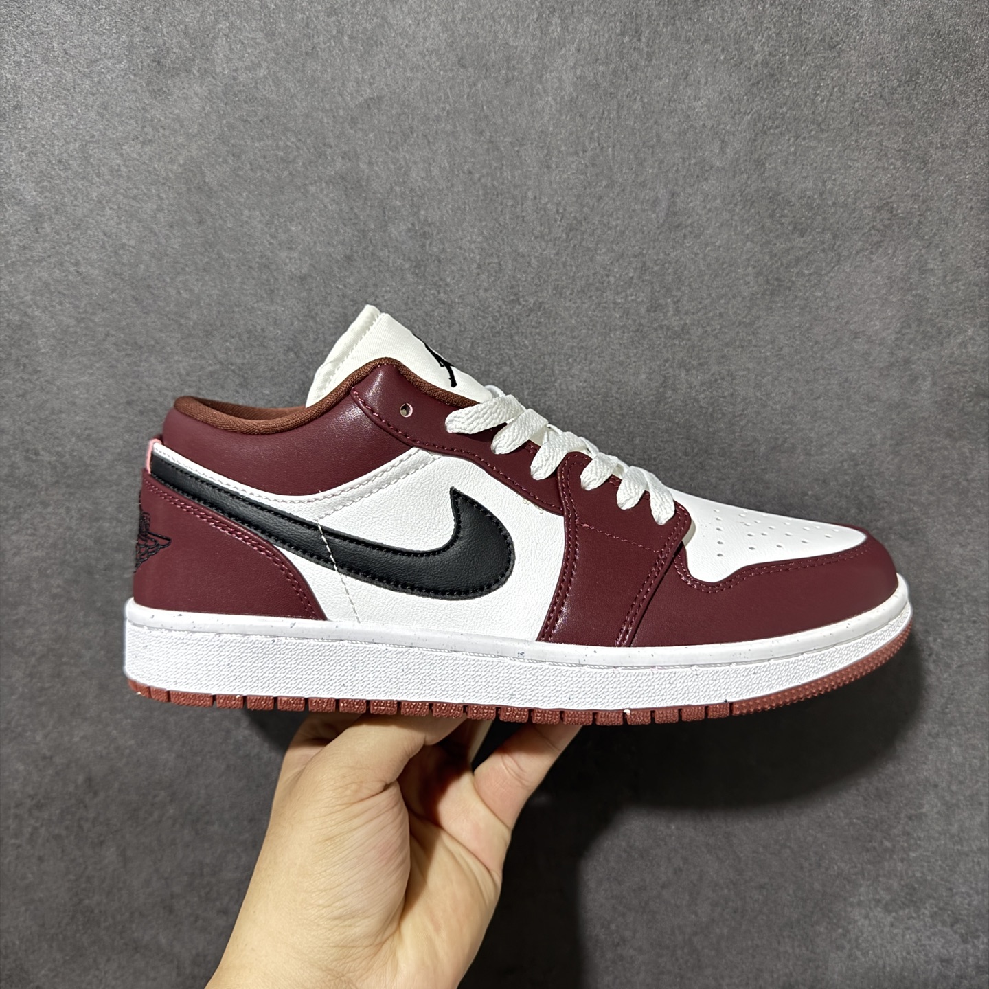 【公司级】Air Jordan 1 Low 乔1 AJ1低帮板鞋 原鞋原档案开发 原档冲孔鞋头 鞋垫背胶工艺 四线拉帮工艺 中底走线规整 原厂织唛标 鞋舌高弹海绵填充 货号：HF3148-102 尺码：36 36.5 37.5 38 38.5 39 40 40.5 41 42 42.5 43 44 44.5 45 46-选品中心