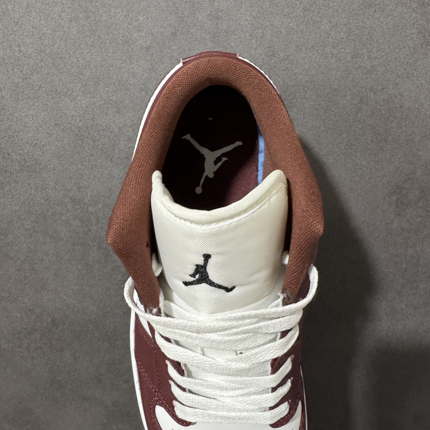 图片[6]-【公司级】Air Jordan 1 Low 乔1 AJ1低帮板鞋 原鞋原档案开发 原档冲孔鞋头 鞋垫背胶工艺 四线拉帮工艺 中底走线规整 原厂织唛标 鞋舌高弹海绵填充 货号：HF3148-102 尺码：36 36.5 37.5 38 38.5 39 40 40.5 41 42 42.5 43 44 44.5 45 46-选品中心