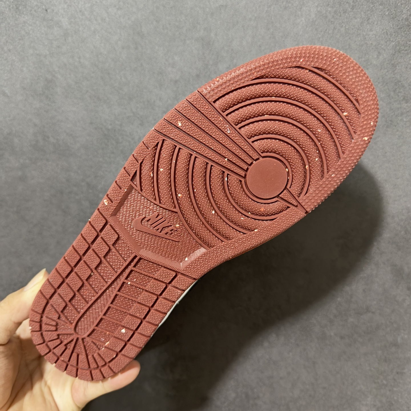 图片[9]-【公司级】Air Jordan 1 Low 乔1 AJ1低帮板鞋 原鞋原档案开发 原档冲孔鞋头 鞋垫背胶工艺 四线拉帮工艺 中底走线规整 原厂织唛标 鞋舌高弹海绵填充 货号：HF3148-102 尺码：36 36.5 37.5 38 38.5 39 40 40.5 41 42 42.5 43 44 44.5 45 46-选品中心