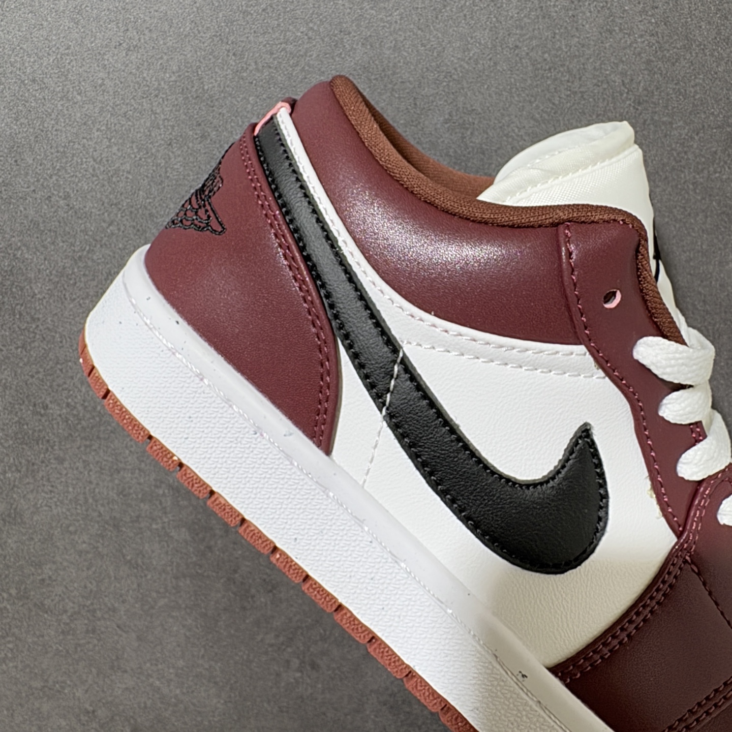 图片[7]-【公司级】Air Jordan 1 Low 乔1 AJ1低帮板鞋 原鞋原档案开发 原档冲孔鞋头 鞋垫背胶工艺 四线拉帮工艺 中底走线规整 原厂织唛标 鞋舌高弹海绵填充 货号：HF3148-102 尺码：36 36.5 37.5 38 38.5 39 40 40.5 41 42 42.5 43 44 44.5 45 46-选品中心