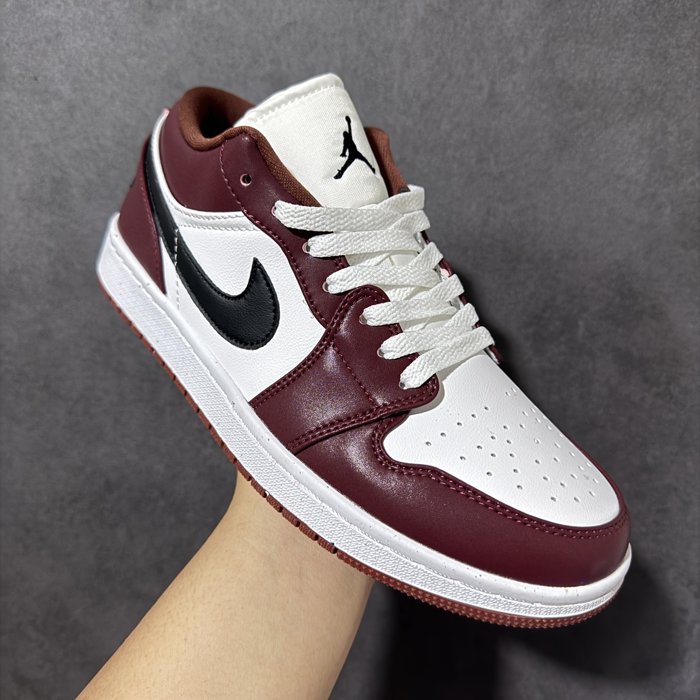 图片[3]-【公司级】Air Jordan 1 Low 乔1 AJ1低帮板鞋 原鞋原档案开发 原档冲孔鞋头 鞋垫背胶工艺 四线拉帮工艺 中底走线规整 原厂织唛标 鞋舌高弹海绵填充 货号：HF3148-102 尺码：36 36.5 37.5 38 38.5 39 40 40.5 41 42 42.5 43 44 44.5 45 46-选品中心