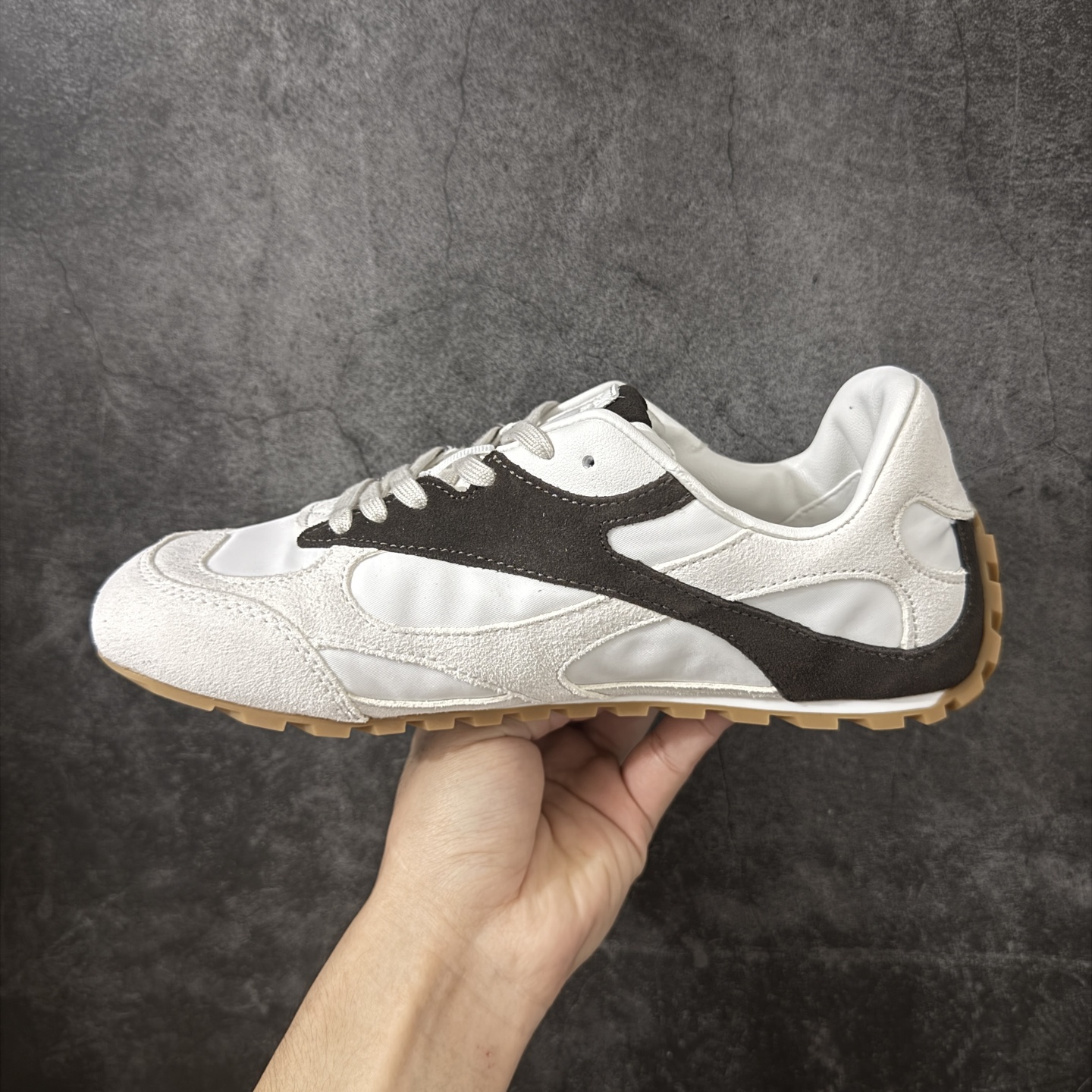 图片[2]-【纯原S版】BOTTEGA VENETA Orbit Runner BV葆蝶家时尚休闲王一博同款老爹鞋运动鞋 原版开发 一比一打造 相似度百分之99以上 市场一梯队级别品质 区别市场任何标文顶级品质版本 采用轻质科技网布面料 搭配几何图案设计橡胶外底 王炸系列 高版本 认准套包工艺 实际增高很多哦 还是一样显腿细非常nice 耐玩耐造 对标对版 套包鞋工艺 认准高版本 大底选用拼色TPU大底 配置原版包装 货号：851621V3MS04118 尺码：36-47-选品中心