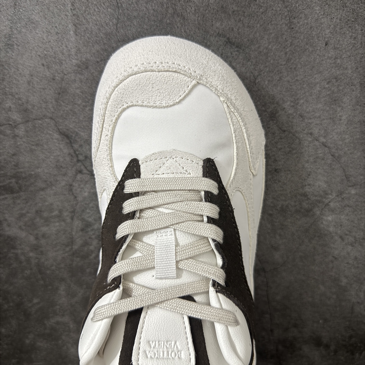 图片[5]-【纯原S版】BOTTEGA VENETA Orbit Runner BV葆蝶家时尚休闲王一博同款老爹鞋运动鞋 原版开发 一比一打造 相似度百分之99以上 市场一梯队级别品质 区别市场任何标文顶级品质版本 采用轻质科技网布面料 搭配几何图案设计橡胶外底 王炸系列 高版本 认准套包工艺 实际增高很多哦 还是一样显腿细非常nice 耐玩耐造 对标对版 套包鞋工艺 认准高版本 大底选用拼色TPU大底 配置原版包装 货号：851621V3MS04118 尺码：36-47-选品中心