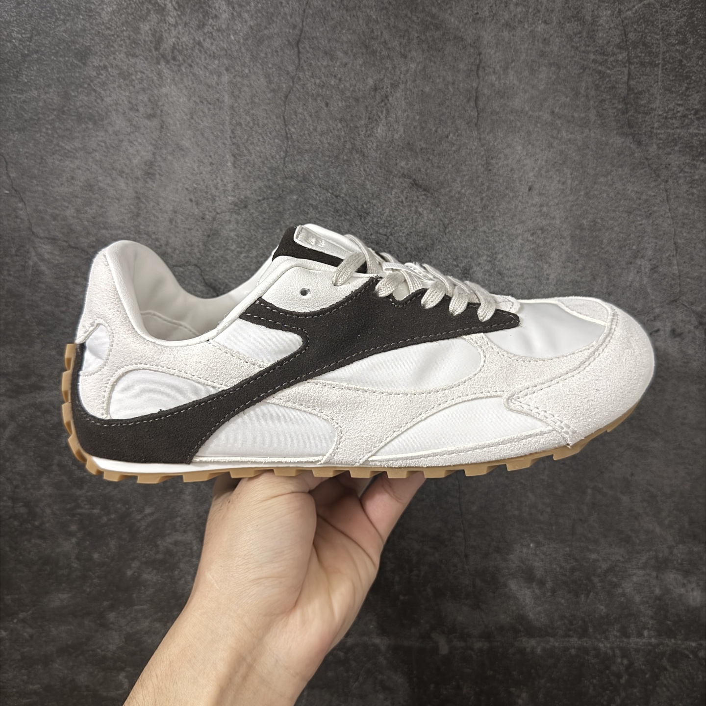 【纯原S版】BOTTEGA VENETA Orbit Runner BV葆蝶家时尚休闲王一博同款老爹鞋运动鞋 原版开发 一比一打造 相似度百分之99以上 市场一梯队级别品质 区别市场任何标文顶级品质版本 采用轻质科技网布面料 搭配几何图案设计橡胶外底 王炸系列 高版本 认准套包工艺 实际增高很多哦 还是一样显腿细非常nice 耐玩耐造 对标对版 套包鞋工艺 认准高版本 大底选用拼色TPU大底 配置原版包装 货号：851621V3MS04118 尺码：36-47-选品中心