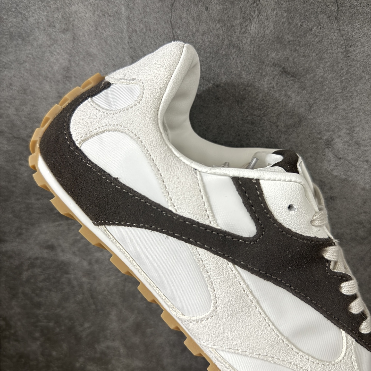 图片[7]-【纯原S版】BOTTEGA VENETA Orbit Runner BV葆蝶家时尚休闲王一博同款老爹鞋运动鞋 原版开发 一比一打造 相似度百分之99以上 市场一梯队级别品质 区别市场任何标文顶级品质版本 采用轻质科技网布面料 搭配几何图案设计橡胶外底 王炸系列 高版本 认准套包工艺 实际增高很多哦 还是一样显腿细非常nice 耐玩耐造 对标对版 套包鞋工艺 认准高版本 大底选用拼色TPU大底 配置原版包装 货号：851621V3MS04118 尺码：36-47-选品中心