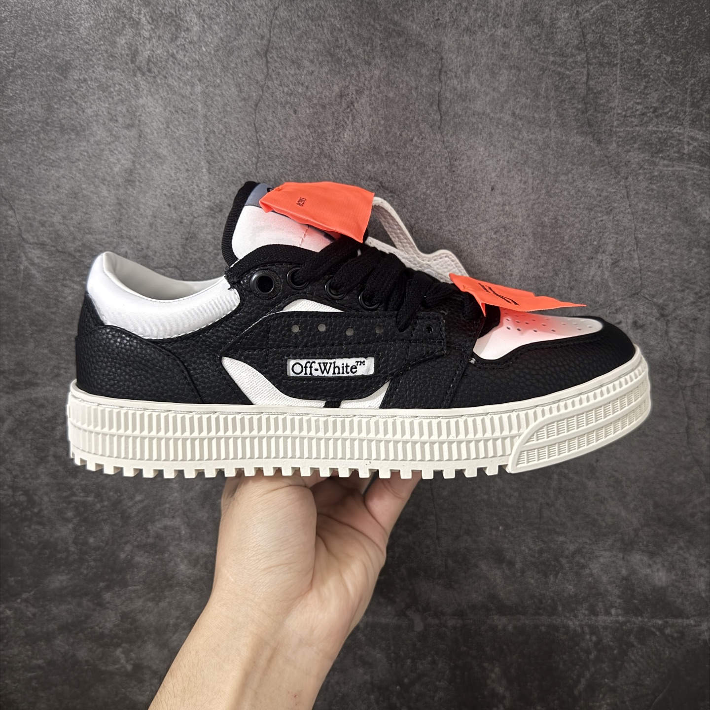 【纯原版】OFF-WHITE 3.0 Off Court 小牛皮 圆头系带 低帮休闲休闲鞋 标签的独特风格上脚就是焦点 外观很有设计感，个性独特，辨识度拉满 尺码：36 37 38 39 40 41 42 43 44 45 46 47-选品中心