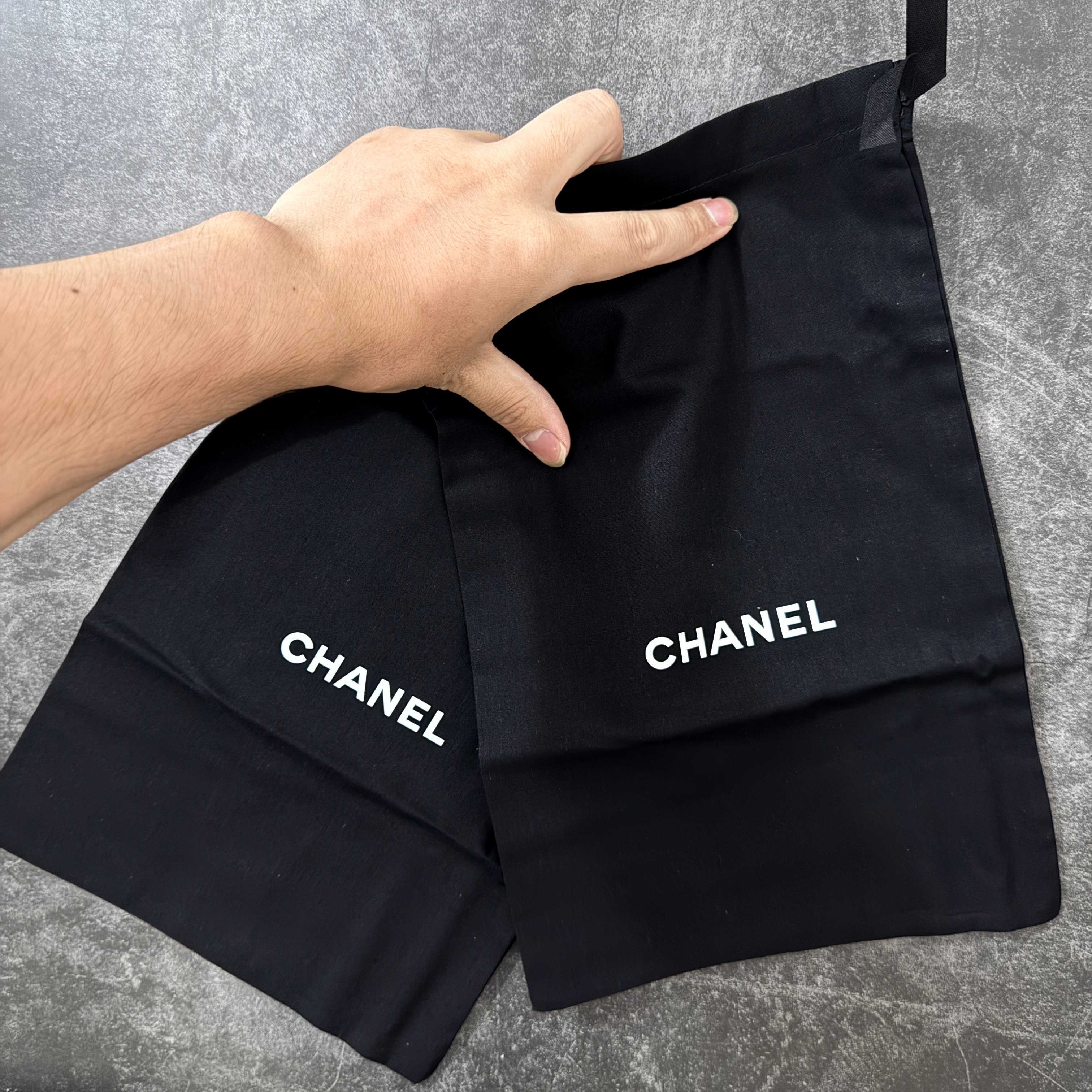 图片[12]-【佛山超A版】CHANEL 香奈儿24S Slingback系列水钻款罗缎 高跟鞋 银色 有多少姐妹是穿旧了之后，还是会选择重新买一双slingback！因为它太经典，再也不会遇到一款这么好搭的了，各处线条都很拉长腿型！不挑，随便搭都很抢镜！ 原版购入zp开发，调色上千次，绝无色差！ 进口原皮+意大利原厂真皮大底(渠道材料这块我们非常有优势) 全部颜色都有购入zp打版，色差这块直接避免，各处细节都与今年最新版本的一致 全套高端包装飞机礼盒 注意：原版真皮大底比较娇贵，试穿务必不要搞脏，否则影响二次销售无法退换 尺码：35-41码-选品中心