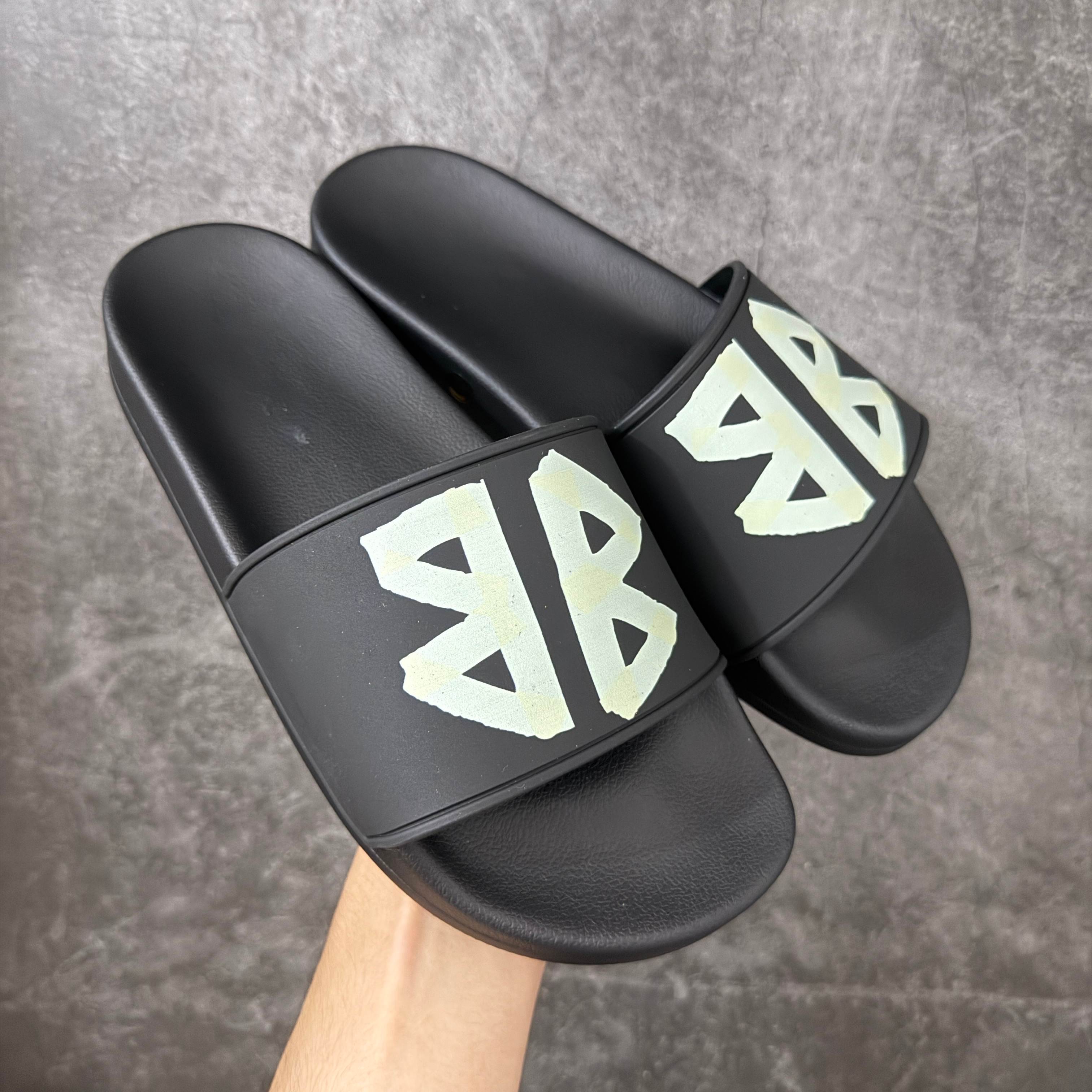 图片[9]-【外贸版本】Balenciaga 巴黎世家拖鞋 2025最新版印花 潮流到没边 原鞋购入开发 官方正确版 原装级头层牛皮 1：1裁剪 鞋面3D打印logo 凹凸感明显 原版一致细节 全码齐全 尺码：39 40 41 42 43 44 45 46-选品中心