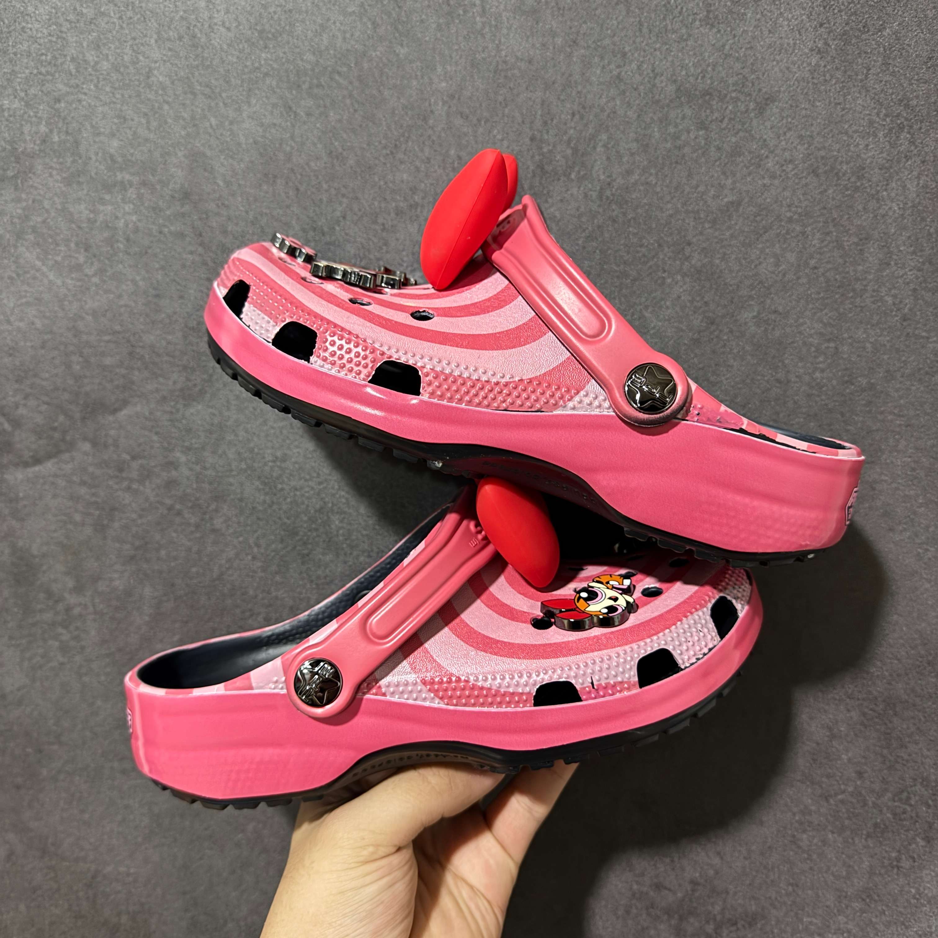 图片[9]-【纯原版】The Powerpuff Girls x Crocs 卡骆驰 飞天小女警联名 沙滩洞洞鞋 凉鞋拖鞋 全新莞产高端品质鞋底可增高2CM 鞋面更加耐用易清洗 该鞋款轻盈舒适 尺码：M4（36-37）M5（37-38）M6（38-39）M7(39-40）-选品中心
