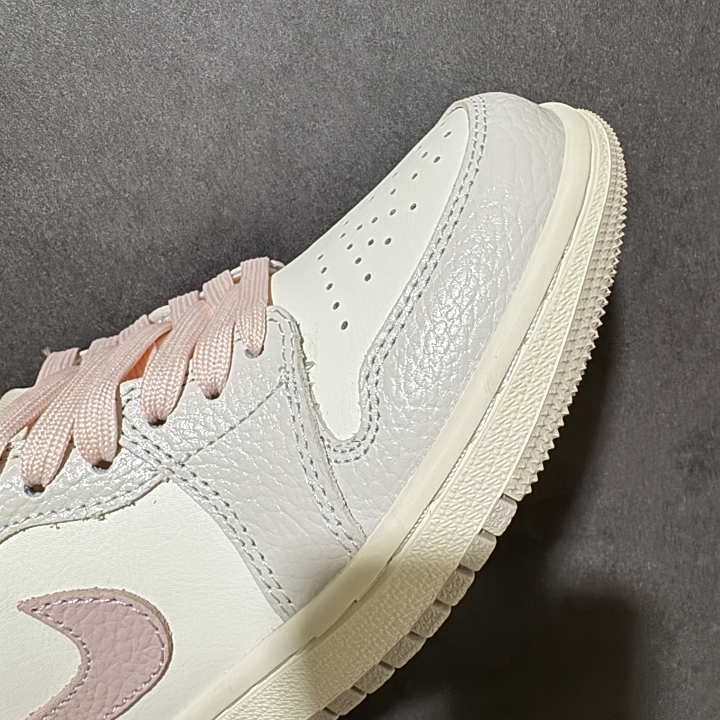 Nike Air Jordan 1 aj1 Low 全新配色 AJ1乔1低帮休闲板鞋 同步官方配色 市场唯一独家头层皮打 Nike Air Jordan 1 aj1 Low 全新配色 AJ1乔1低帮休闲板鞋 同步官方配色 市场唯一独家头层皮打