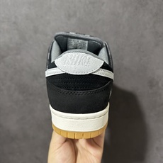 Nike SB Dunk Low SB低帮休闲板鞋 货号: HF3063-001 尺码:40 40.5 41 42 42 Nike SB Dunk Low SB低帮休闲板鞋 货号: HF3063-001 尺码:40 40.5 41 42 42