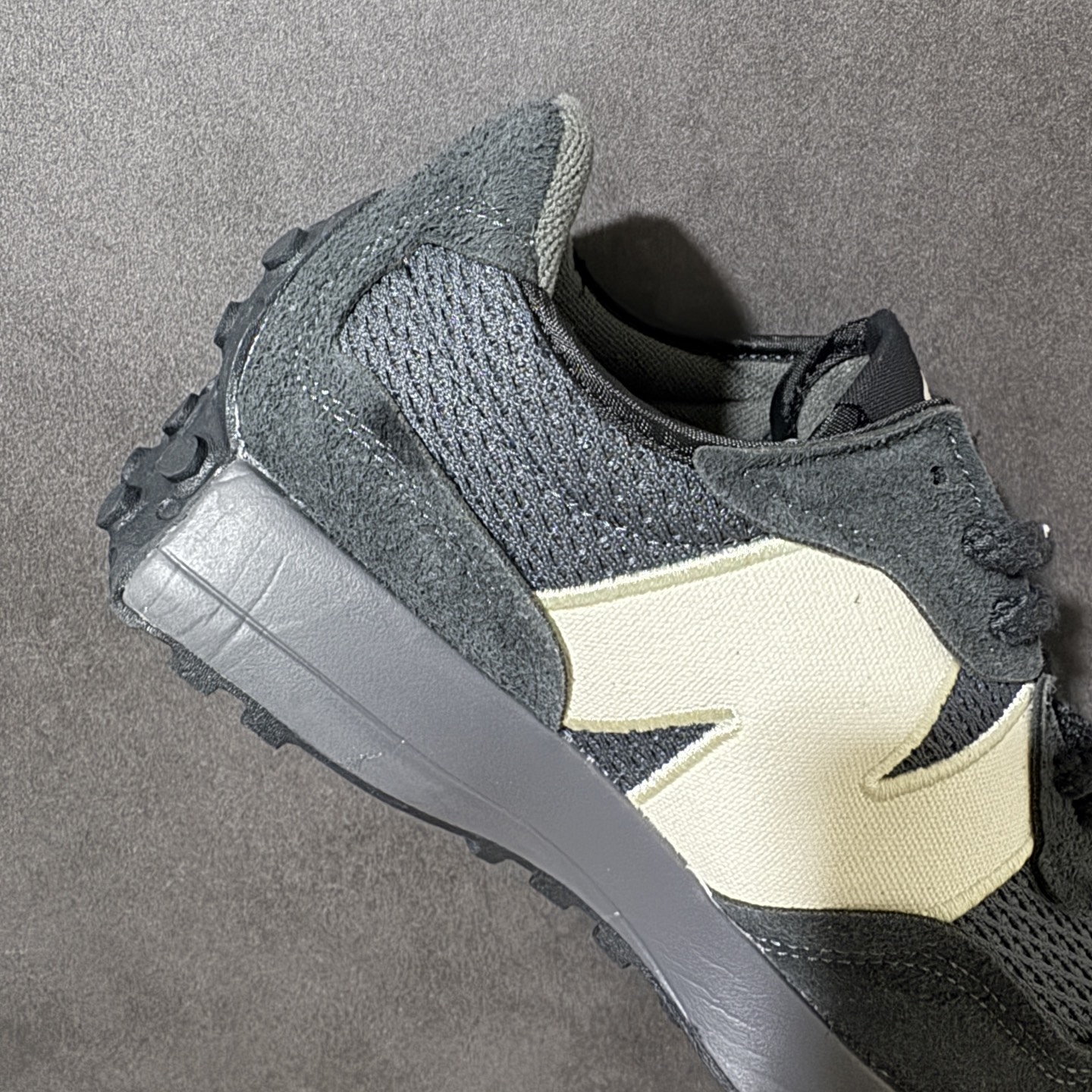 New Balance NB327系列复古休闲运动慢跑鞋 “炭黑米白麻布”U327WVE 原厂细翻毛 原数据档案结合二次