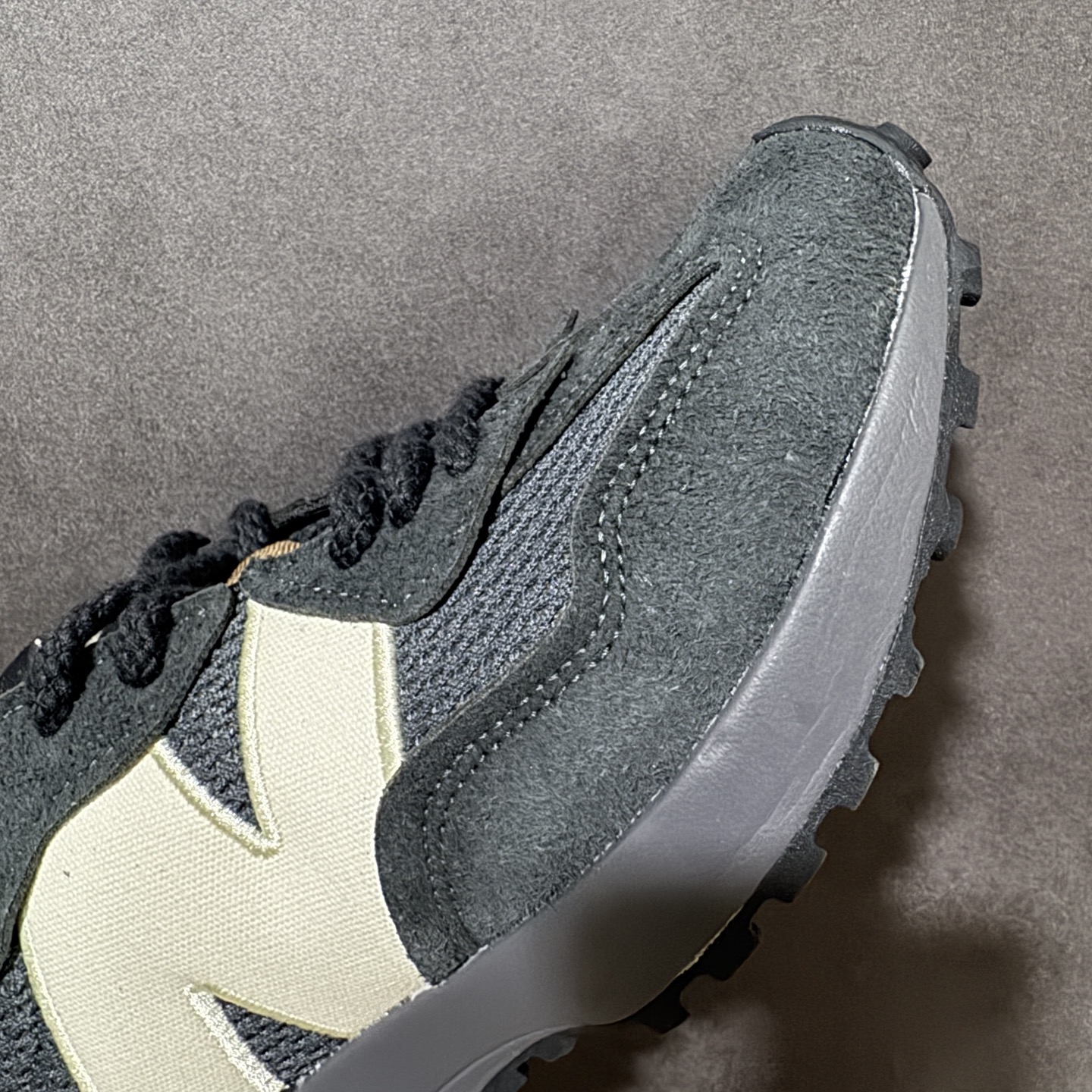 New Balance NB327系列复古休闲运动慢跑鞋 “炭黑米白麻布”U327WVE 原厂细翻毛 原数据档案结合二次