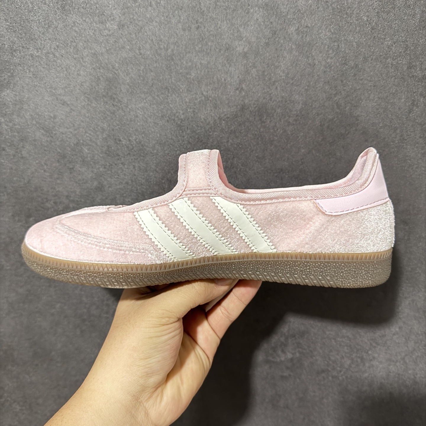Adidas Samba Jane w 阿迪达斯 玛丽珍款 板鞋懒人一脚蹬运动鞋 采用皮革材质的设计融合了经典与现代元素 Adidas Samba Jane w 阿迪达斯 玛丽珍款 板鞋懒人一脚蹬运动鞋 采用皮革材质的设计融合了经典与现代元素