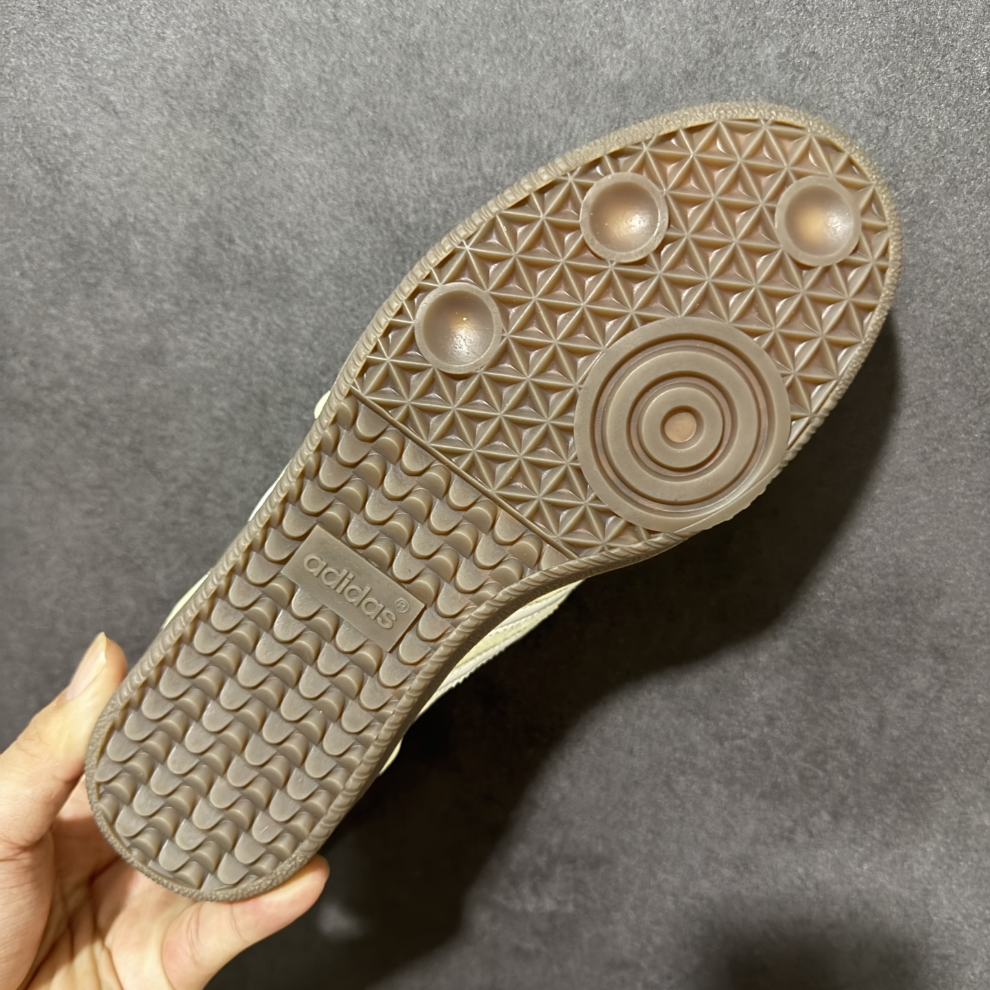 Adidas Samba Jane w 阿迪达斯 玛丽珍款 板鞋懒人一脚蹬运动鞋 采用皮革材质的设计融合了经典与现代元素 Adidas Samba Jane w 阿迪达斯 玛丽珍款 板鞋懒人一脚蹬运动鞋 采用皮革材质的设计融合了经典与现代元素