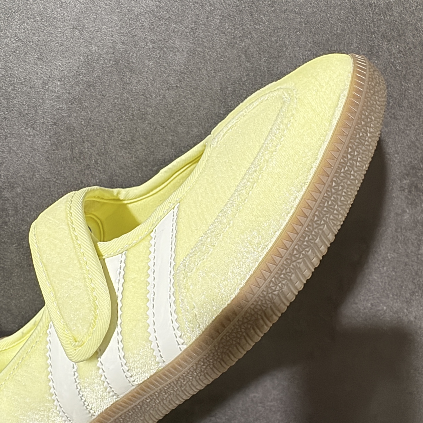Adidas Samba Jane w 阿迪达斯 玛丽珍款 板鞋懒人一脚蹬运动鞋 采用皮革材质的设计融合了经典与现代元素 Adidas Samba Jane w 阿迪达斯 玛丽珍款 板鞋懒人一脚蹬运动鞋 采用皮革材质的设计融合了经典与现代元素