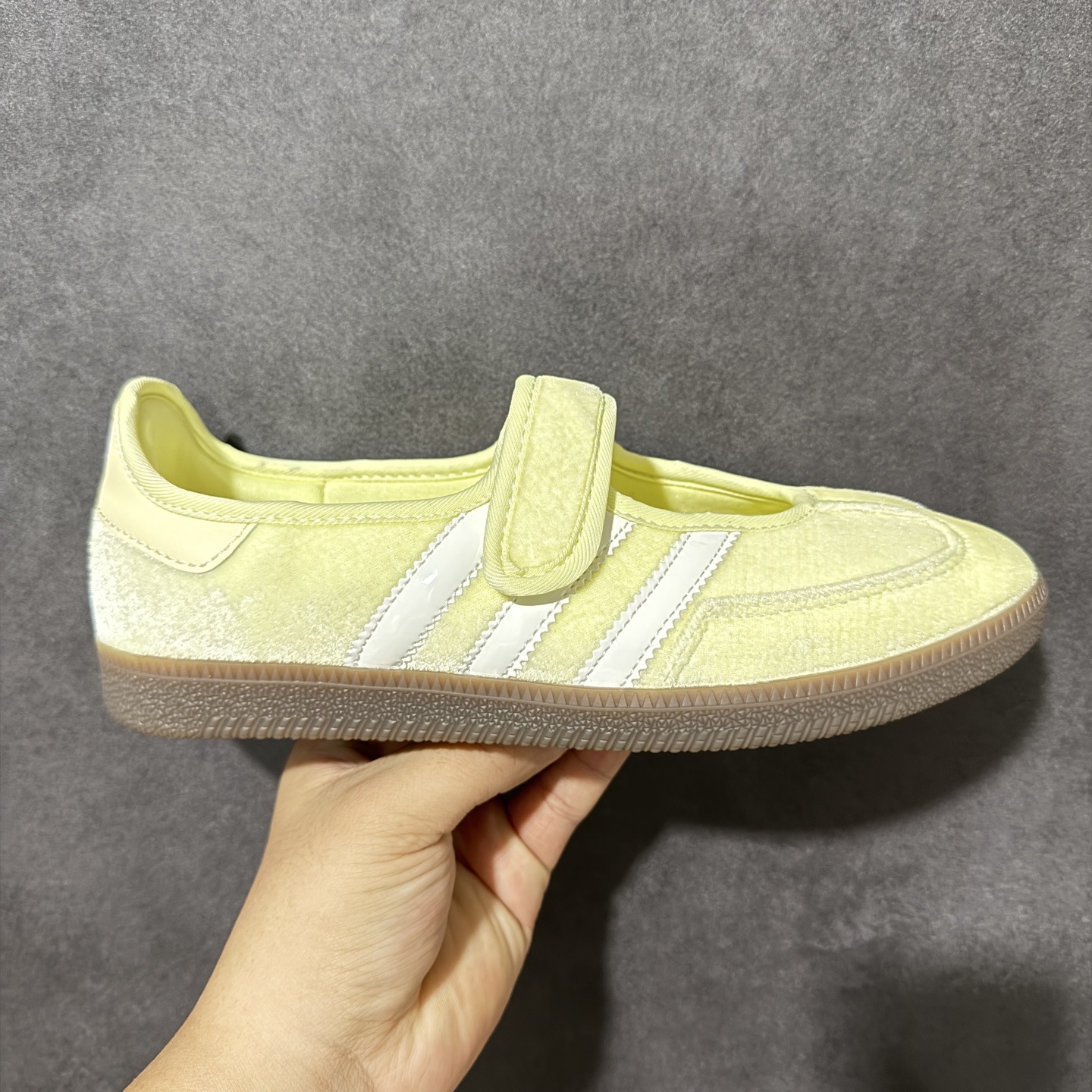 Adidas Samba Jane w 阿迪达斯 玛丽珍款 板鞋懒人一脚蹬运动鞋 采用皮革材质的设计融合了经典与现代元素 Adidas Samba Jane w 阿迪达斯 玛丽珍款 板鞋懒人一脚蹬运动鞋 采用皮革材质的设计融合了经典与现代元素