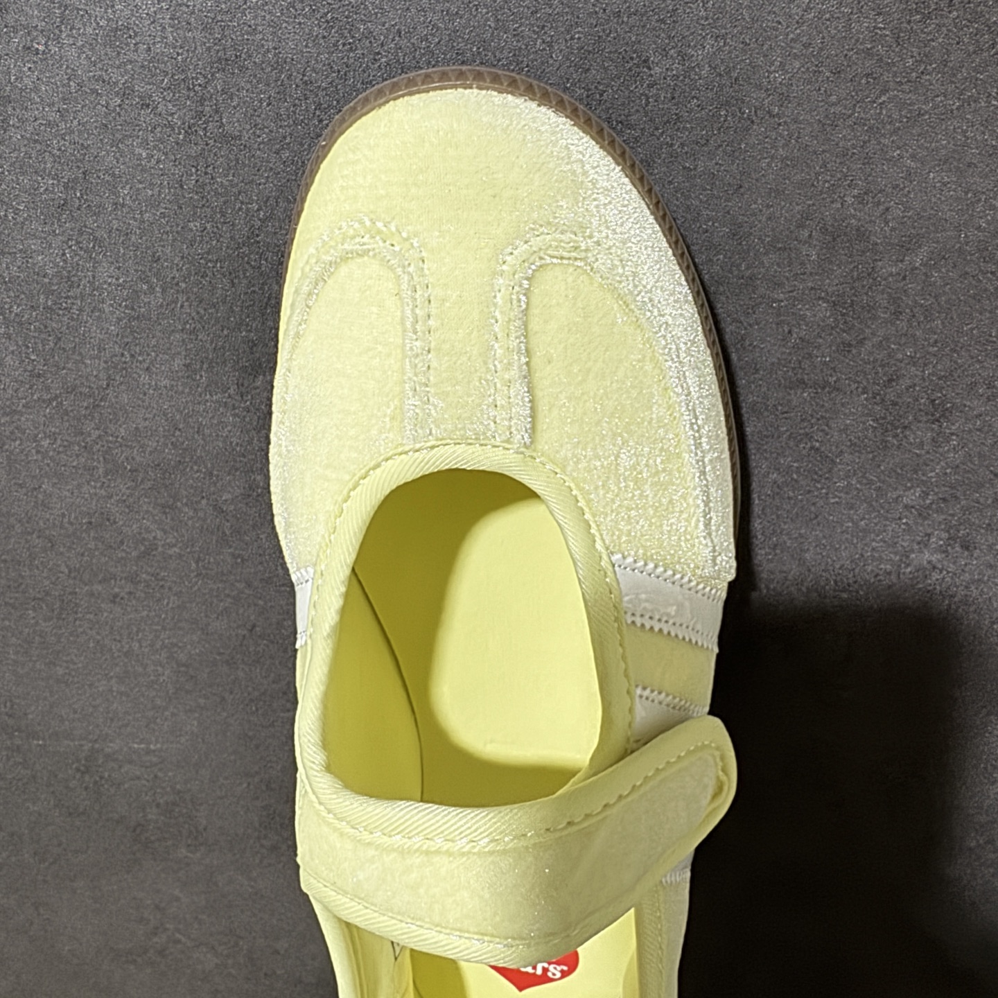 Adidas Samba Jane w 阿迪达斯 玛丽珍款 板鞋懒人一脚蹬运动鞋 采用皮革材质的设计融合了经典与现代元素 Adidas Samba Jane w 阿迪达斯 玛丽珍款 板鞋懒人一脚蹬运动鞋 采用皮革材质的设计融合了经典与现代元素