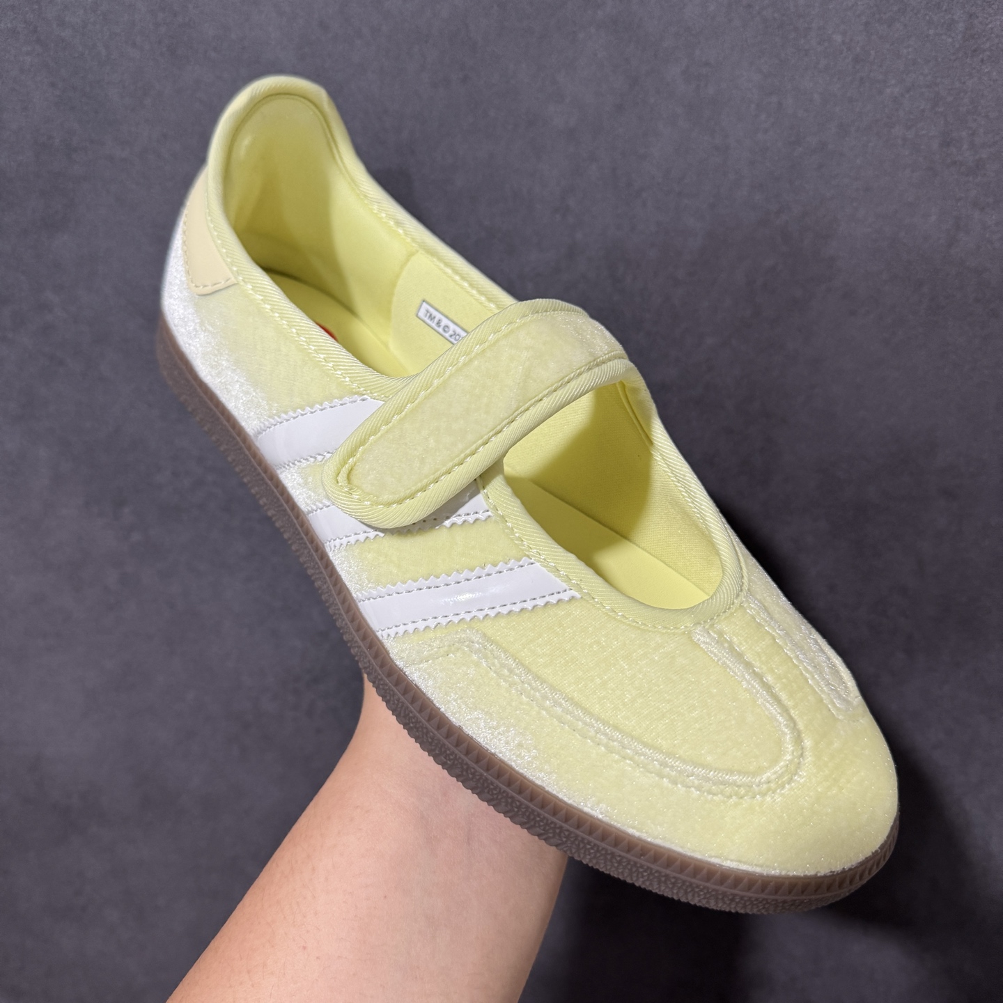Adidas Samba Jane w 阿迪达斯 玛丽珍款 板鞋懒人一脚蹬运动鞋 采用皮革材质的设计融合了经典与现代元素 Adidas Samba Jane w 阿迪达斯 玛丽珍款 板鞋懒人一脚蹬运动鞋 采用皮革材质的设计融合了经典与现代元素