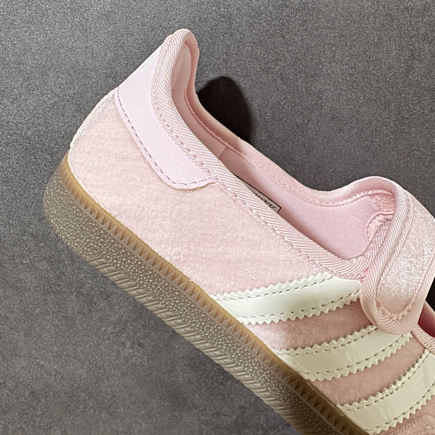 Adidas Samba Jane w 阿迪达斯 玛丽珍款 板鞋懒人一脚蹬运动鞋 采用皮革材质的设计融合了经典与现代元素 Adidas Samba Jane w 阿迪达斯 玛丽珍款 板鞋懒人一脚蹬运动鞋 采用皮革材质的设计融合了经典与现代元素