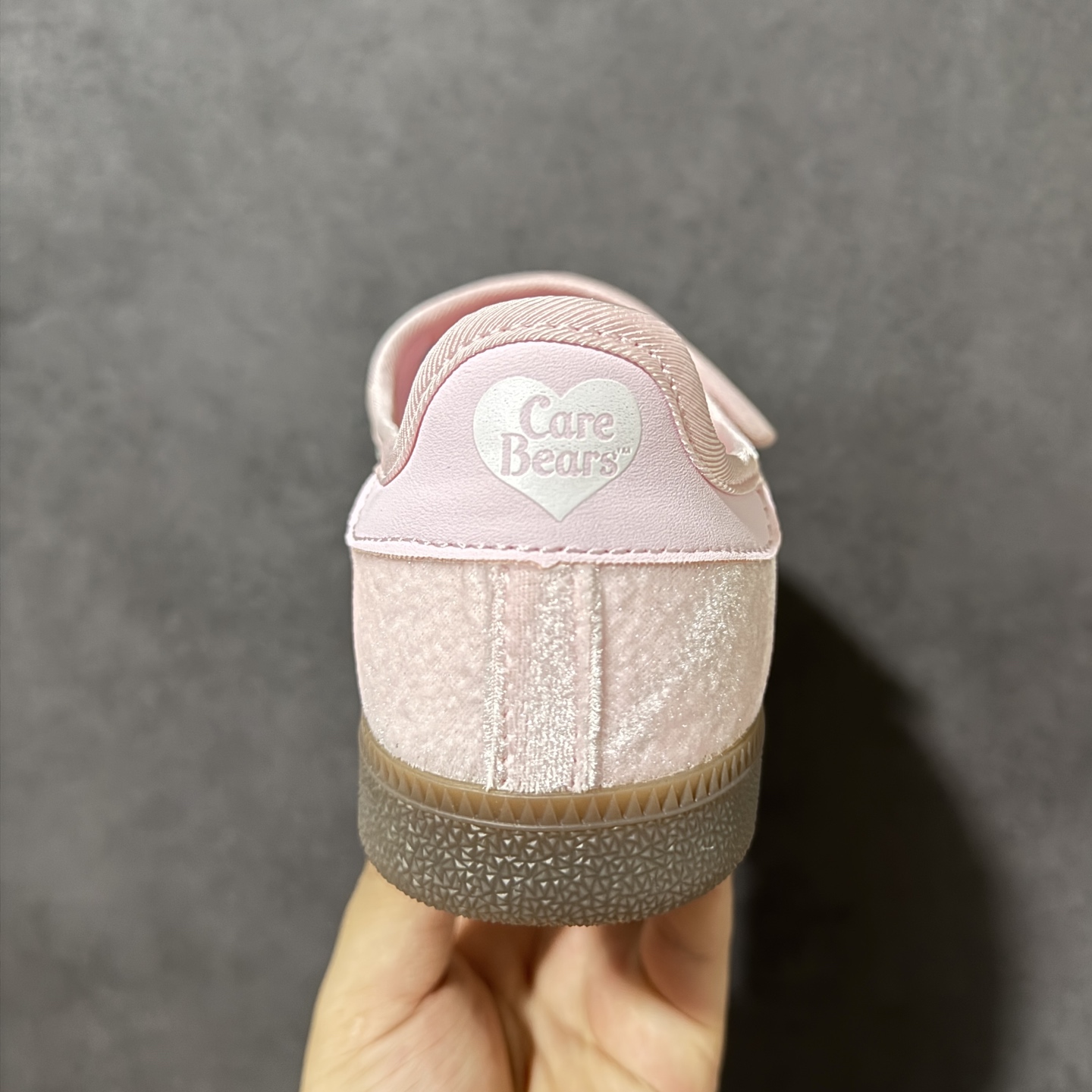 Adidas Samba Jane w 阿迪达斯 玛丽珍款 板鞋懒人一脚蹬运动鞋 采用皮革材质的设计融合了经典与现代元素 Adidas Samba Jane w 阿迪达斯 玛丽珍款 板鞋懒人一脚蹬运动鞋 采用皮革材质的设计融合了经典与现代元素