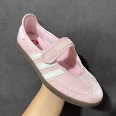 Adidas Samba Jane w 阿迪达斯 玛丽珍款 板鞋懒人一脚蹬运动鞋 采用皮革材质的设计融合了经典与现代元素 Adidas Samba Jane w 阿迪达斯 玛丽珍款 板鞋懒人一脚蹬运动鞋 采用皮革材质的设计融合了经典与现代元素