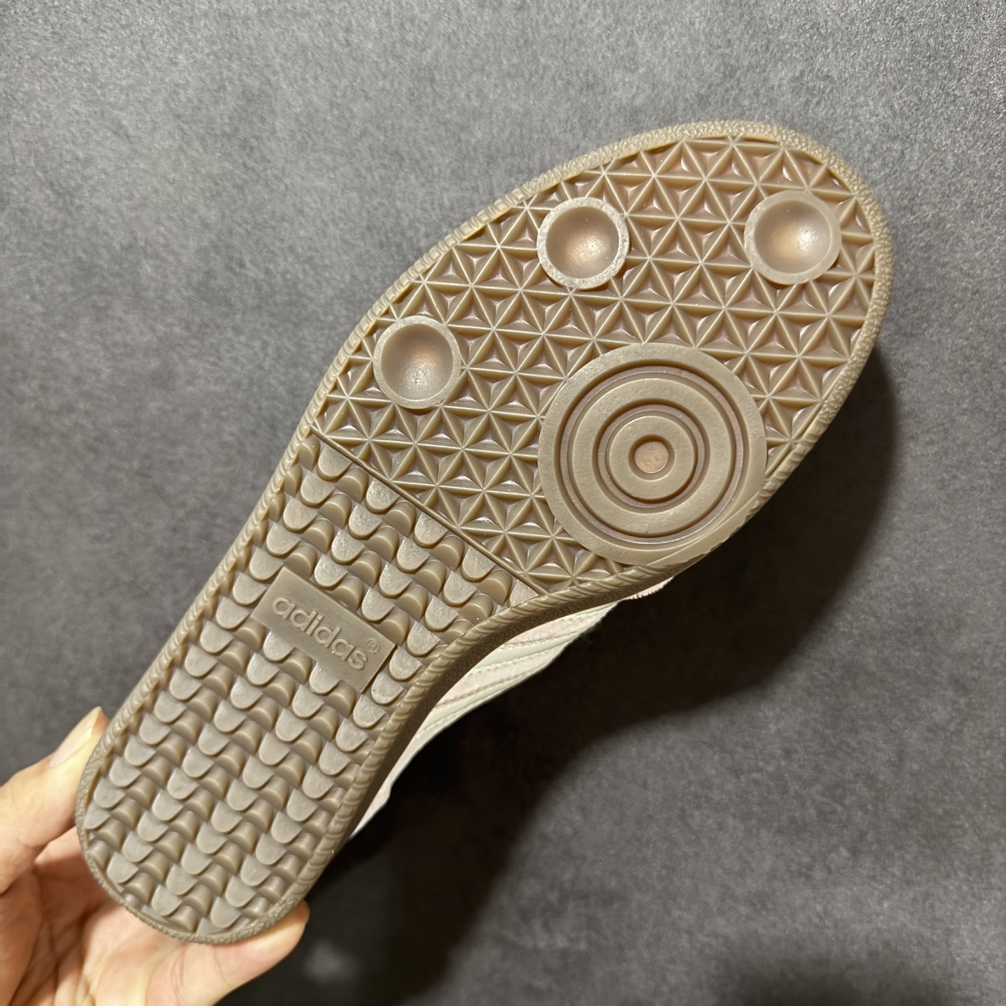 Adidas Samba Jane w 阿迪达斯 玛丽珍款 板鞋懒人一脚蹬运动鞋 采用皮革材质的设计融合了经典与现代元素 Adidas Samba Jane w 阿迪达斯 玛丽珍款 板鞋懒人一脚蹬运动鞋 采用皮革材质的设计融合了经典与现代元素