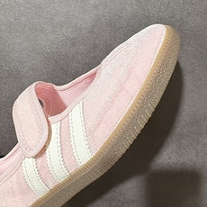 Adidas Samba Jane w 阿迪达斯 玛丽珍款 板鞋懒人一脚蹬运动鞋 采用皮革材质的设计融合了经典与现代元素 Adidas Samba Jane w 阿迪达斯 玛丽珍款 板鞋懒人一脚蹬运动鞋 采用皮革材质的设计融合了经典与现代元素
