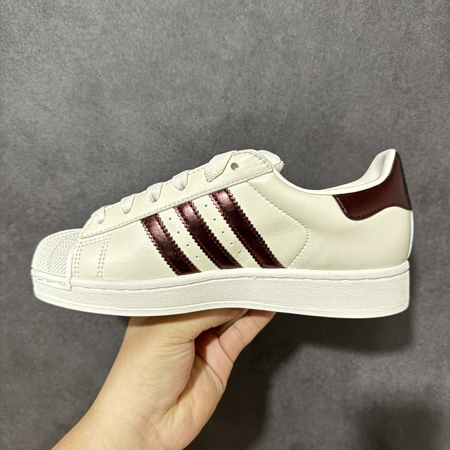 Adidas Original Superstar 2 阿迪达斯 低帮 米白红 贝壳头2代防滑耐磨轻便低邦板鞋 鞋身整体 Adidas Original Superstar 2 阿迪达斯 低帮 米白红 贝壳头2代防滑耐磨轻便低邦板鞋 鞋身整体