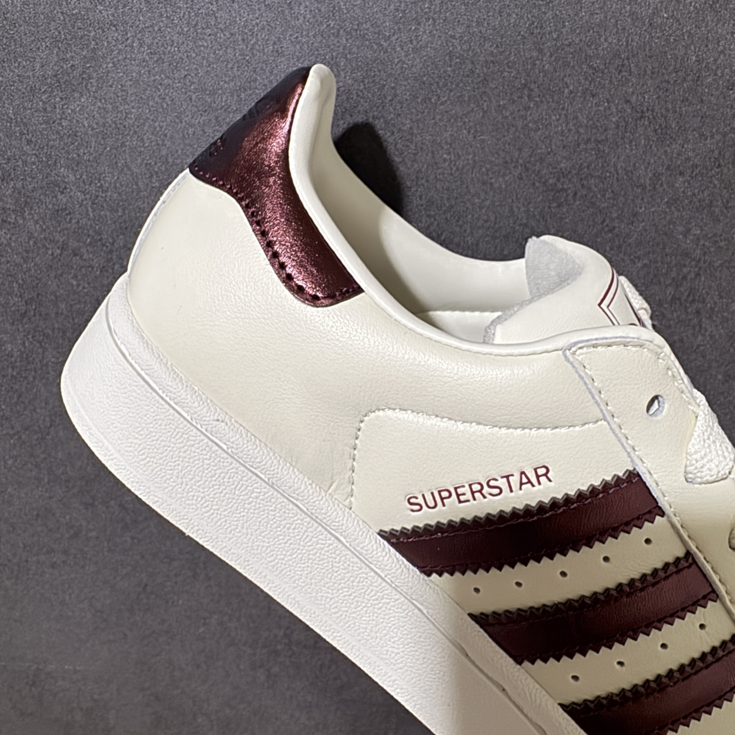 Adidas Original Superstar 2 阿迪达斯 低帮 米白红 贝壳头2代防滑耐磨轻便低邦板鞋 鞋身整体 Adidas Original Superstar 2 阿迪达斯 低帮 米白红 贝壳头2代防滑耐磨轻便低邦板鞋 鞋身整体