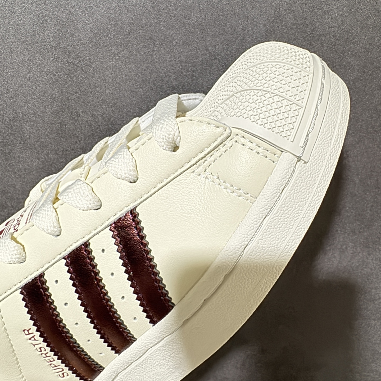 Adidas Original Superstar 2 阿迪达斯 低帮 米白红 贝壳头2代防滑耐磨轻便低邦板鞋 鞋身整体 Adidas Original Superstar 2 阿迪达斯 低帮 米白红 贝壳头2代防滑耐磨轻便低邦板鞋 鞋身整体
