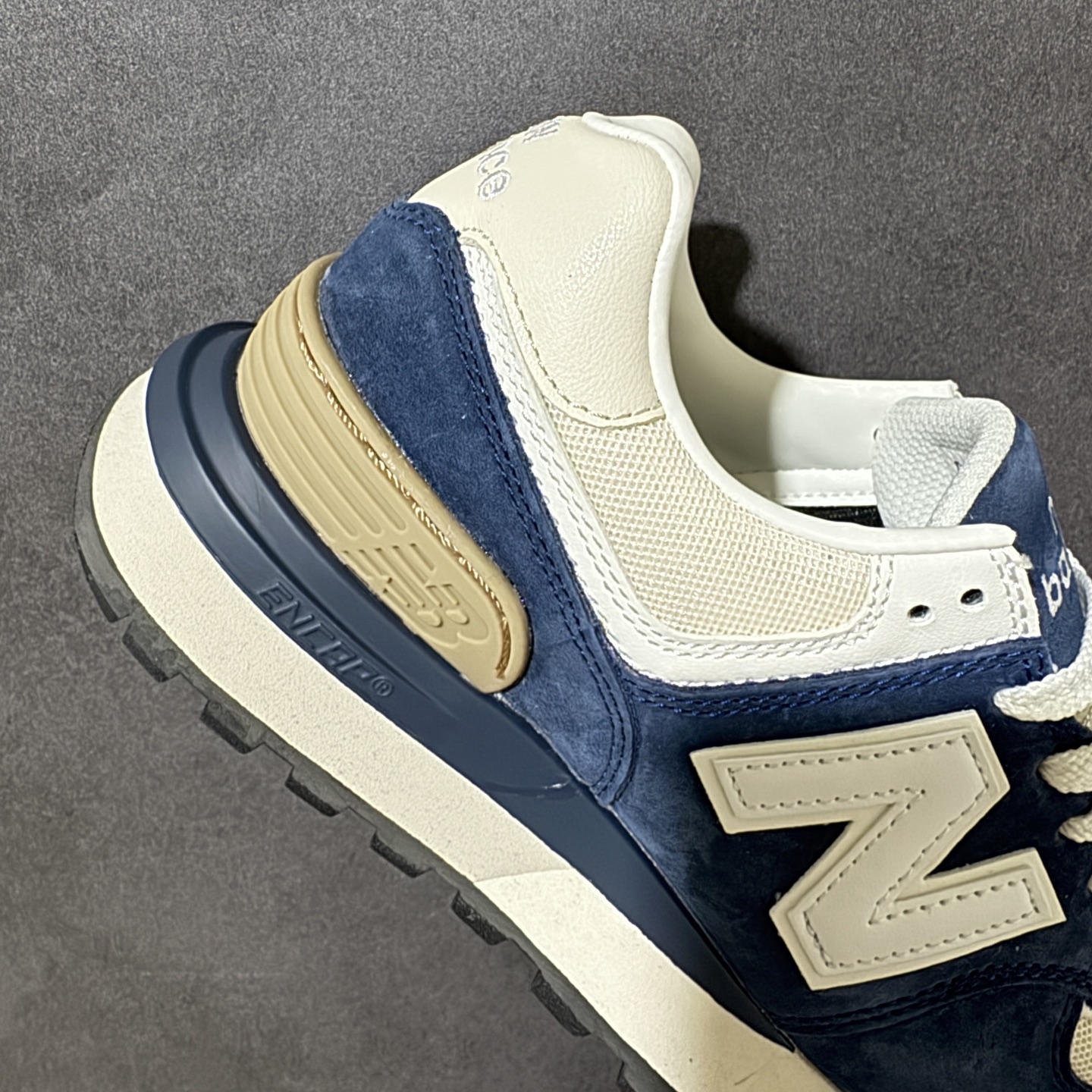 New Balance U574 新百伦低帮复古休闲运动慢跑鞋 采用猪巴革组合网织物鞋面材质全新4层组合独立私模大底 货