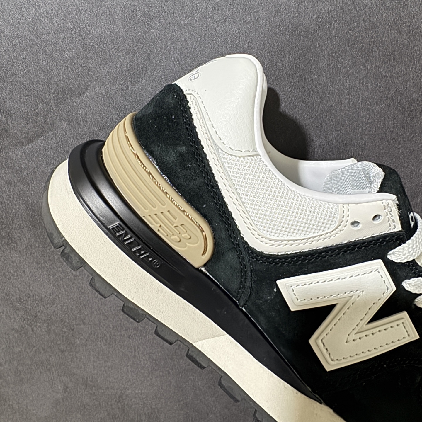 New Balance U574 新百伦低帮复古休闲运动慢跑鞋 采用猪巴革组合网织物鞋面材质全新4层组合独立私模大底 尺