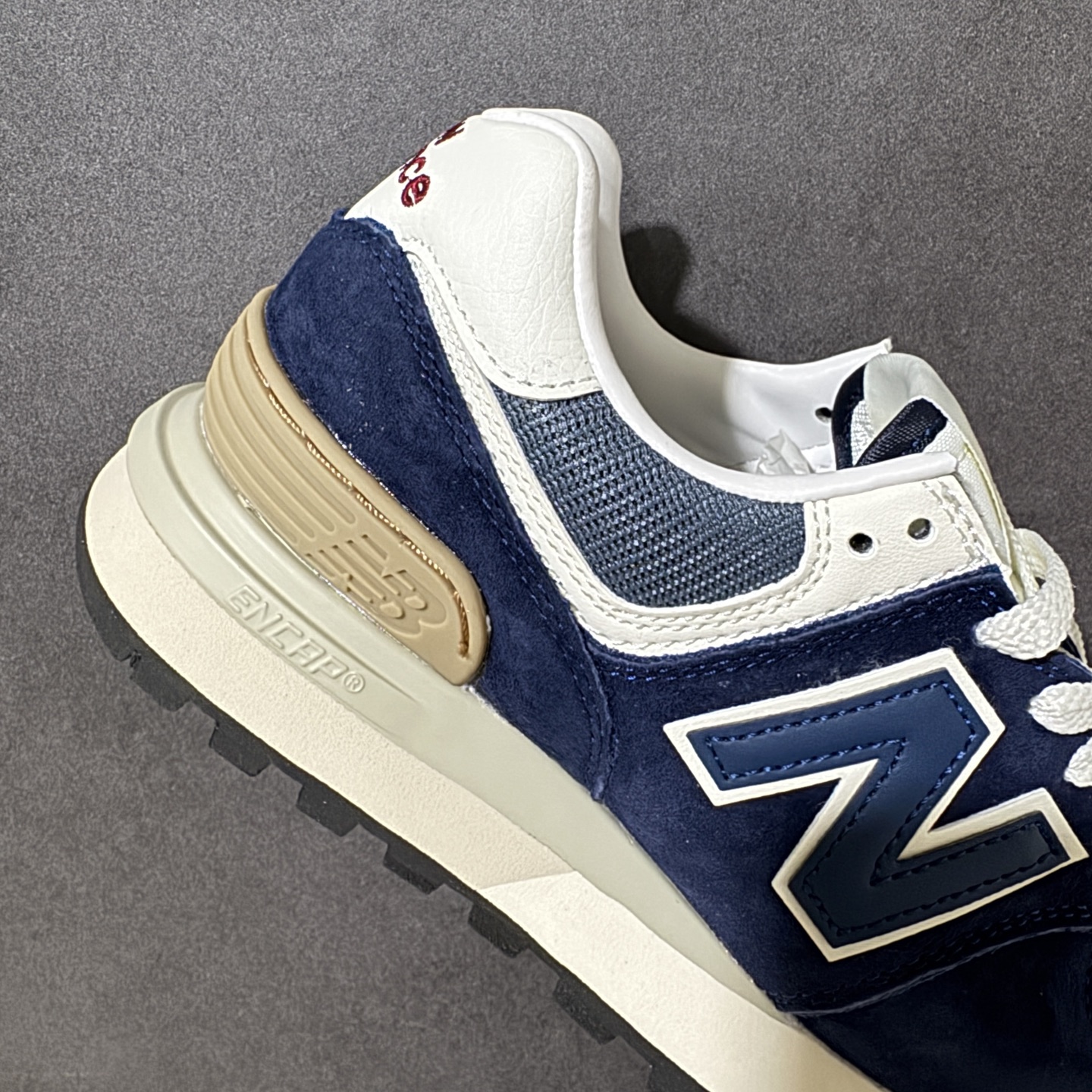 New Balance U574 新百伦低帮复古休闲运动慢跑鞋 采用猪巴革组合网织物鞋面材质全新4层组合独立私模大底 尺