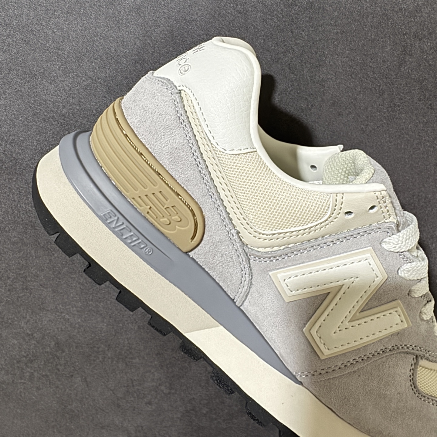 New Balance U574 新百伦低帮复古休闲运动慢跑鞋 采用猪巴革组合网织物鞋面材质全新4层组合独立私模大底 尺