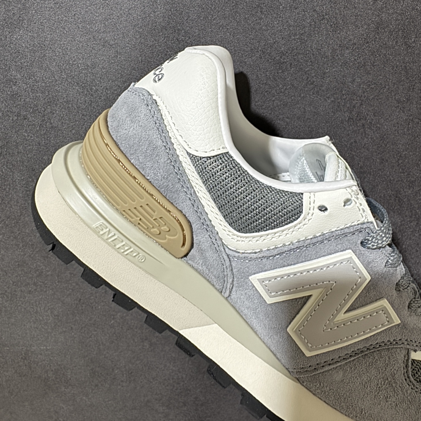 New Balance U574 新百伦低帮复古休闲运动慢跑鞋 采用猪巴革组合网织物鞋面材质全新4层组合独立私模大底 尺