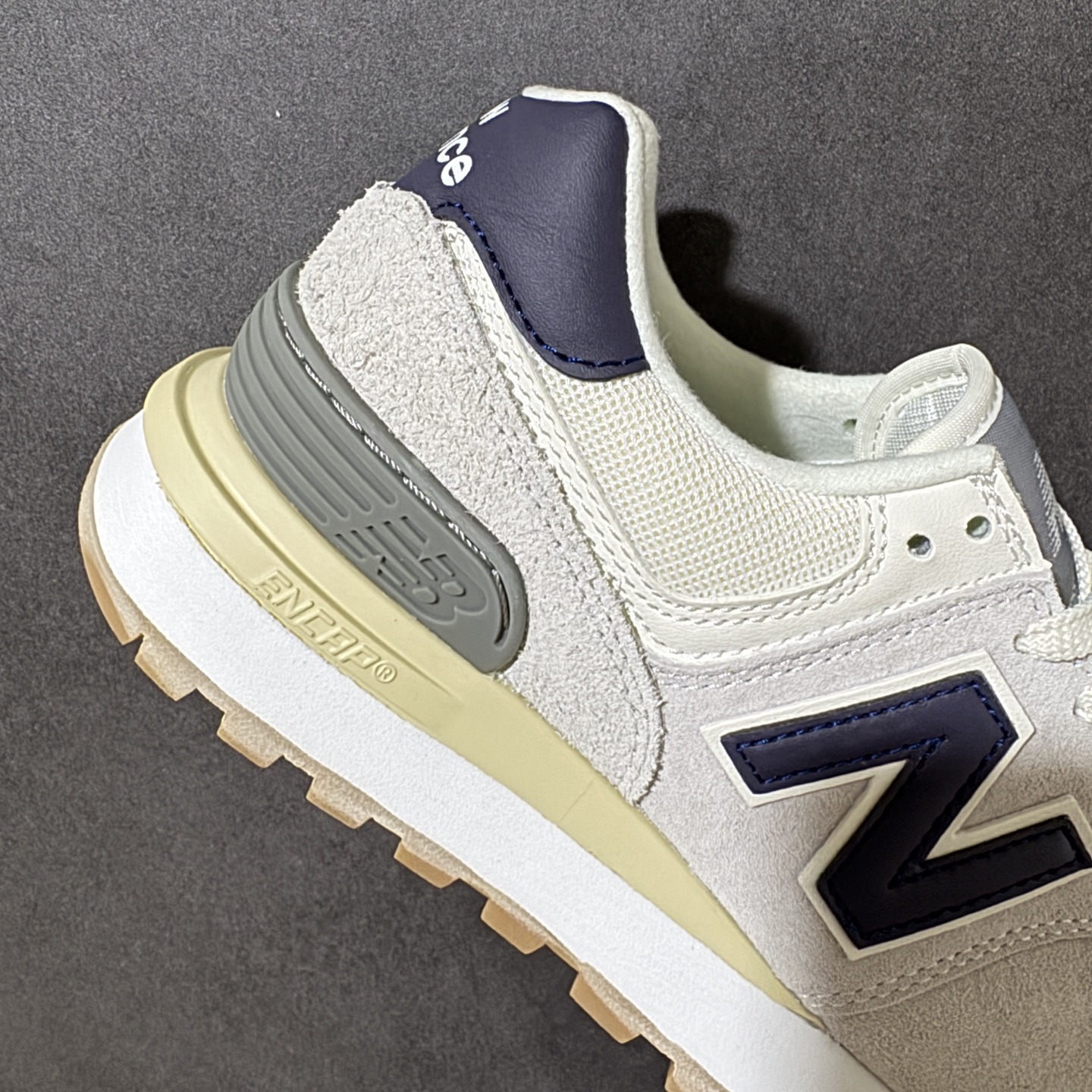 New Balance U574 新百伦低帮复古休闲运动慢跑鞋 采用猪巴革组合网织物鞋面材质全新4层组合独立私模大底 尺