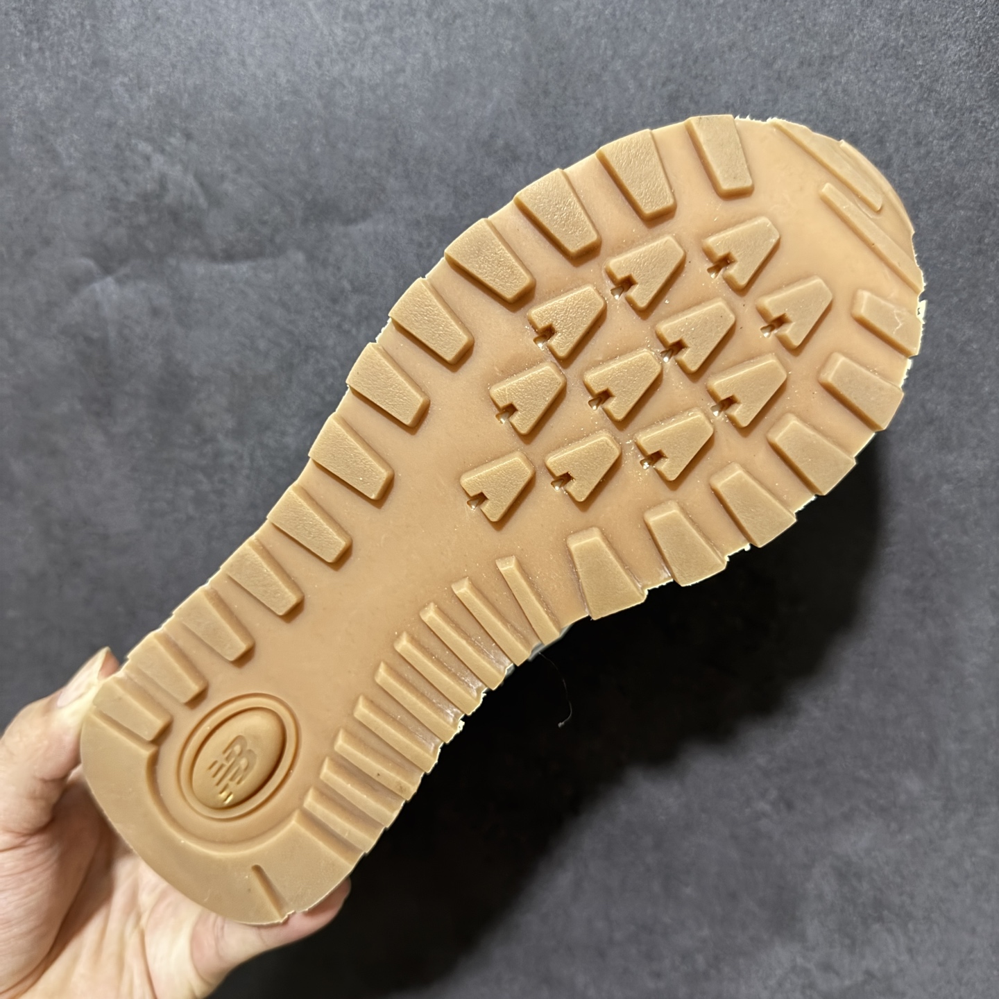 New Balance U574 新百伦低帮复古休闲运动慢跑鞋 采用猪巴革组合网织物鞋面材质全新4层组合独立私模大底 尺