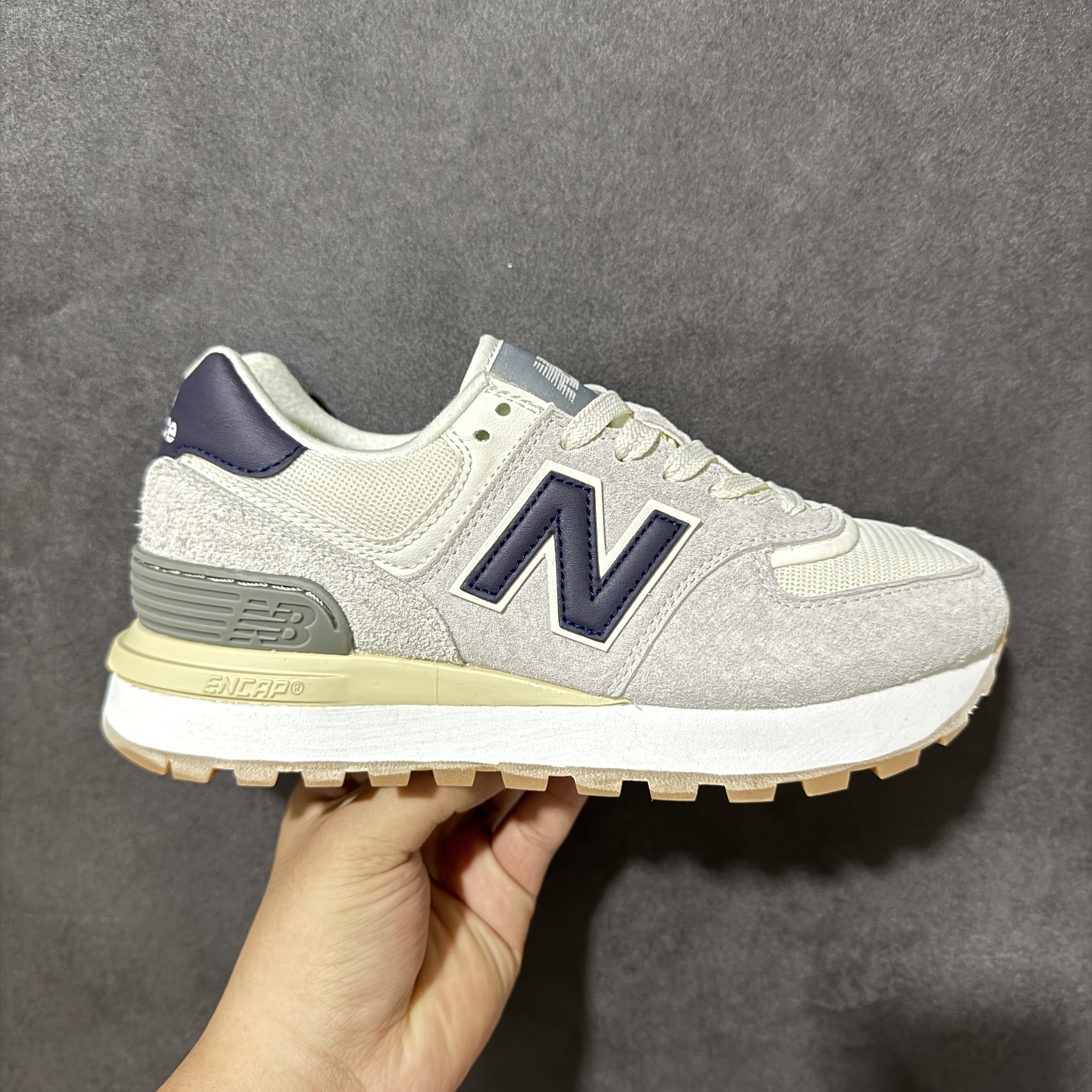 New Balance U574 新百伦低帮复古休闲运动慢跑鞋 采用猪巴革组合网织物鞋面材质全新4层组合独立私模大底 尺 New Balance U574 新百伦低帮复古休闲运动慢跑鞋 采用猪巴革组合网织物鞋面材质全新4层组合独立私模大底 尺