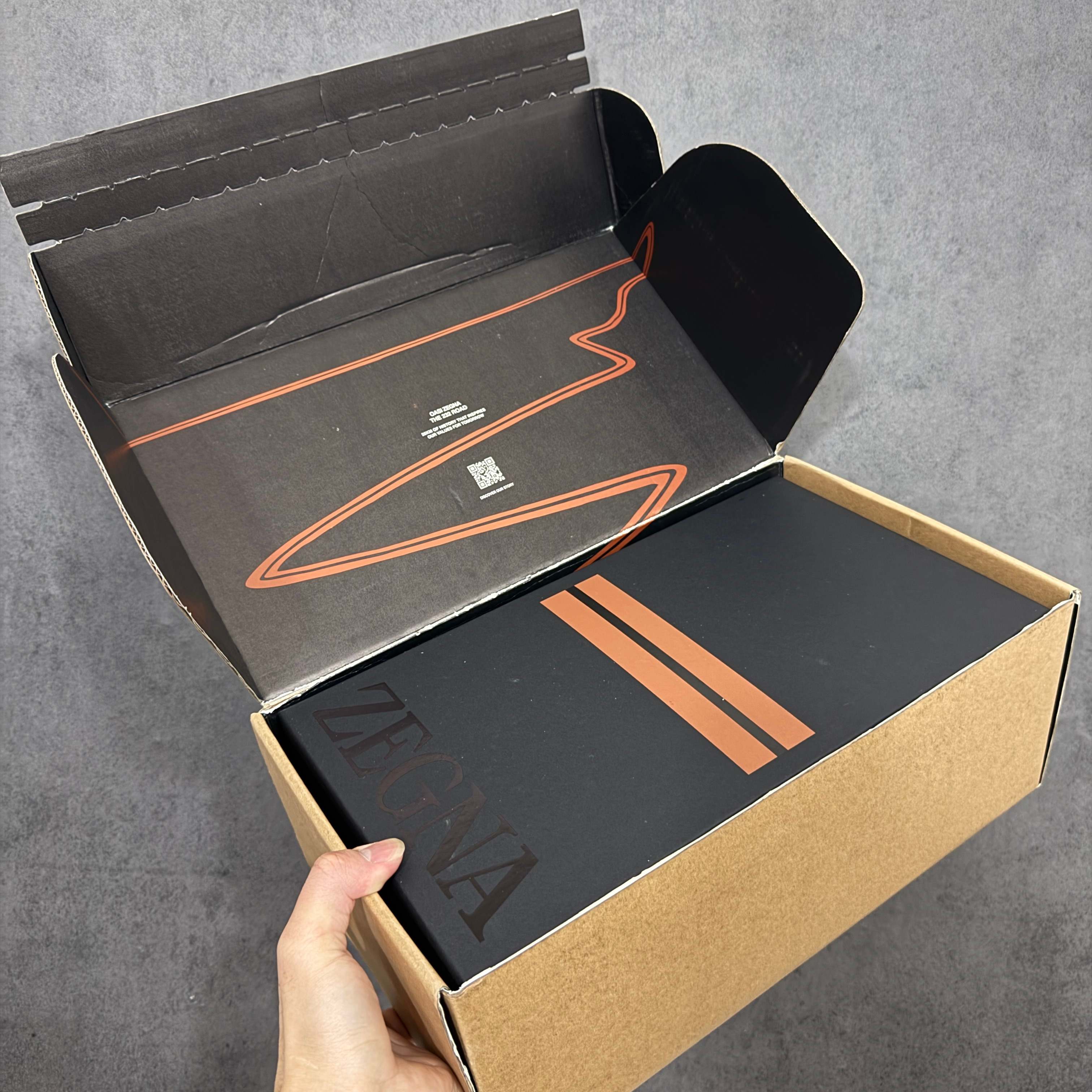 Zegna Triple Stitch 杰尼亚皮革 圆头平底 低帮低帮运动鞋 休闲板鞋 摔花纹荔枝牛皮制成,饰以丰富的工 Zegna Triple Stitch 杰尼亚皮革 圆头平底 低帮低帮运动鞋 休闲板鞋 摔花纹荔枝牛皮制成,饰以丰富的工