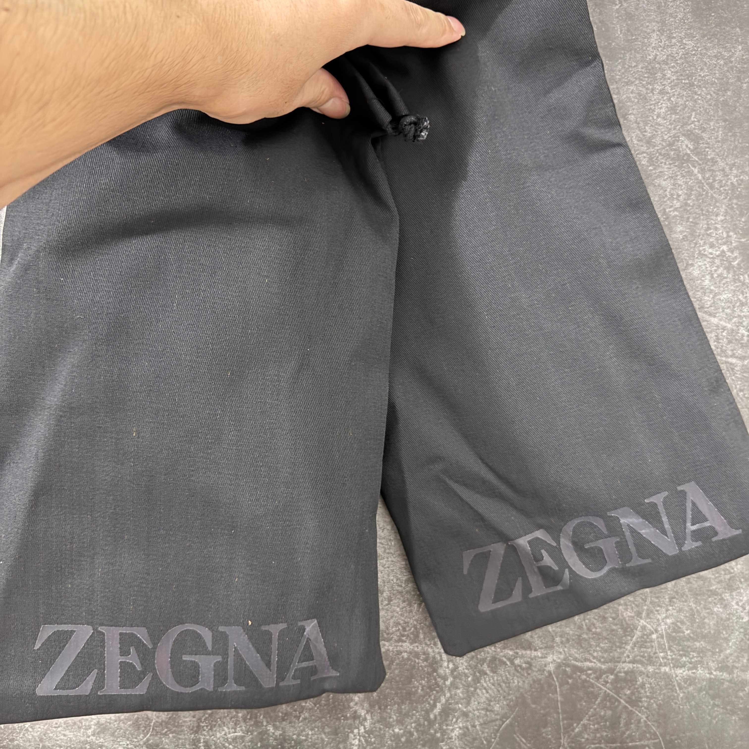 Zegna Triple Stitch 杰尼亚皮革 圆头平底 低帮低帮运动鞋 休闲板鞋 摔花纹荔枝牛皮制成,饰以丰富的工 Zegna Triple Stitch 杰尼亚皮革 圆头平底 低帮低帮运动鞋 休闲板鞋 摔花纹荔枝牛皮制成,饰以丰富的工