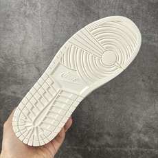 Air Jordan 1 Low OG AJ1低邦 米白 男女同款 乔丹篮球鞋系列 HQ6998-100 全新og系列出 Air Jordan 1 Low OG AJ1低邦 米白 男女同款 乔丹篮球鞋系列 HQ6998-100 全新og系列出