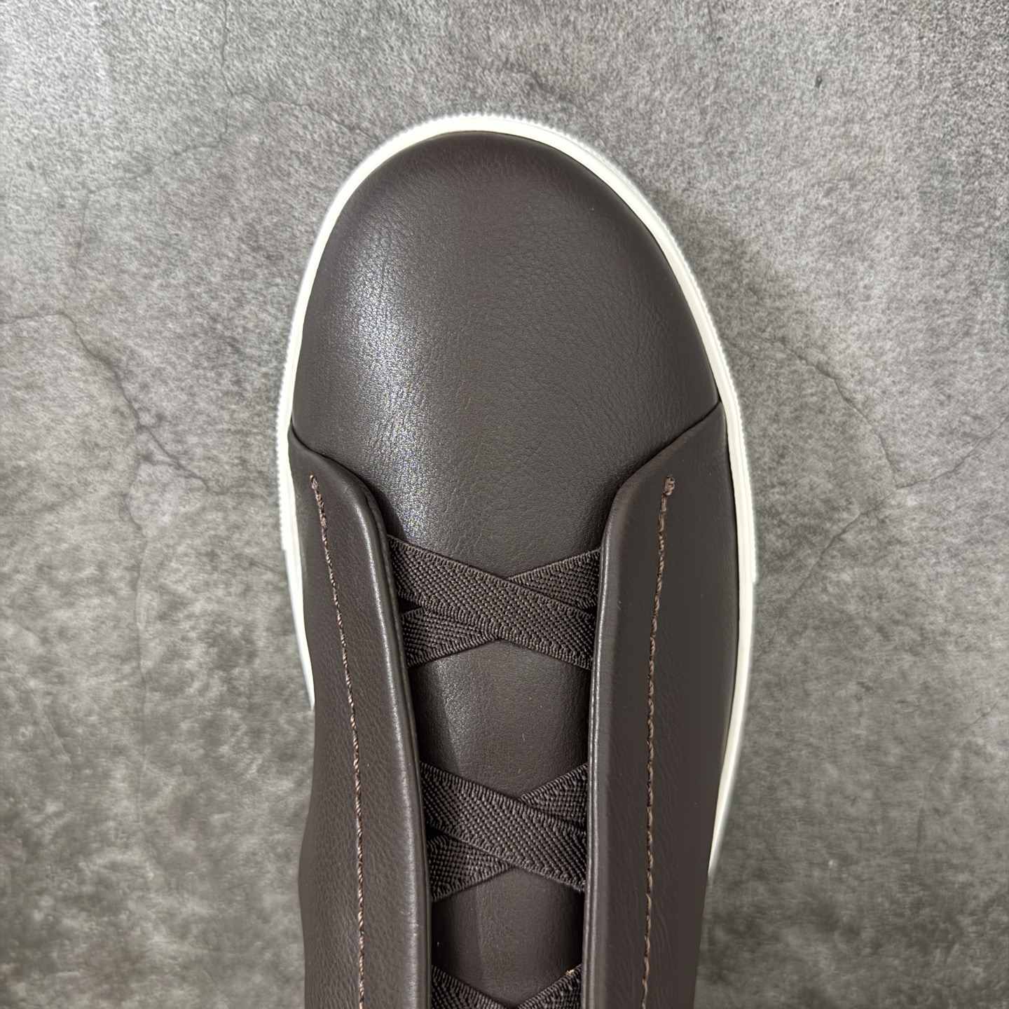 Zegna Triple Stitch 杰尼亚皮革 圆头平底 低帮低帮运动鞋 棕色白皮面 摔花纹牛皮制成，饰以丰富的工艺