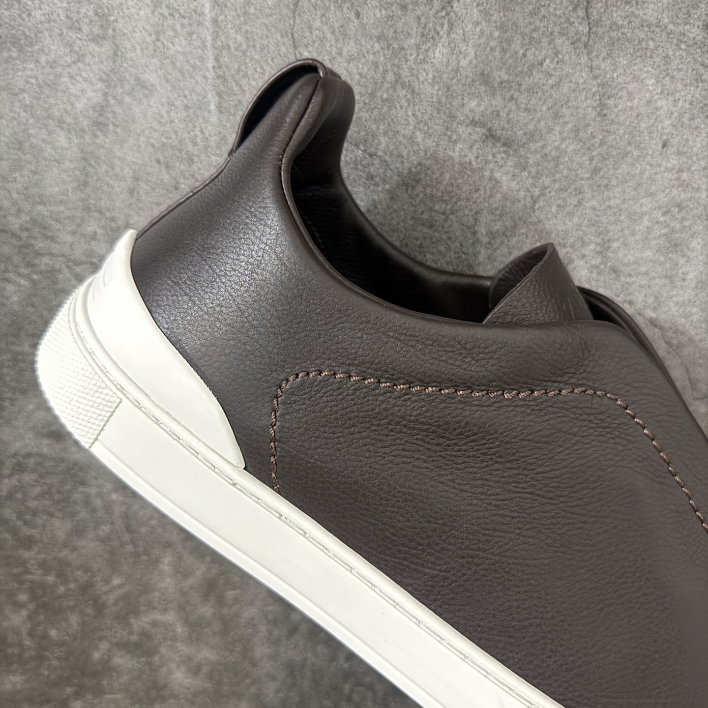 Zegna Triple Stitch 杰尼亚皮革 圆头平底 低帮低帮运动鞋 棕色白皮面 摔花纹牛皮制成，饰以丰富的工艺