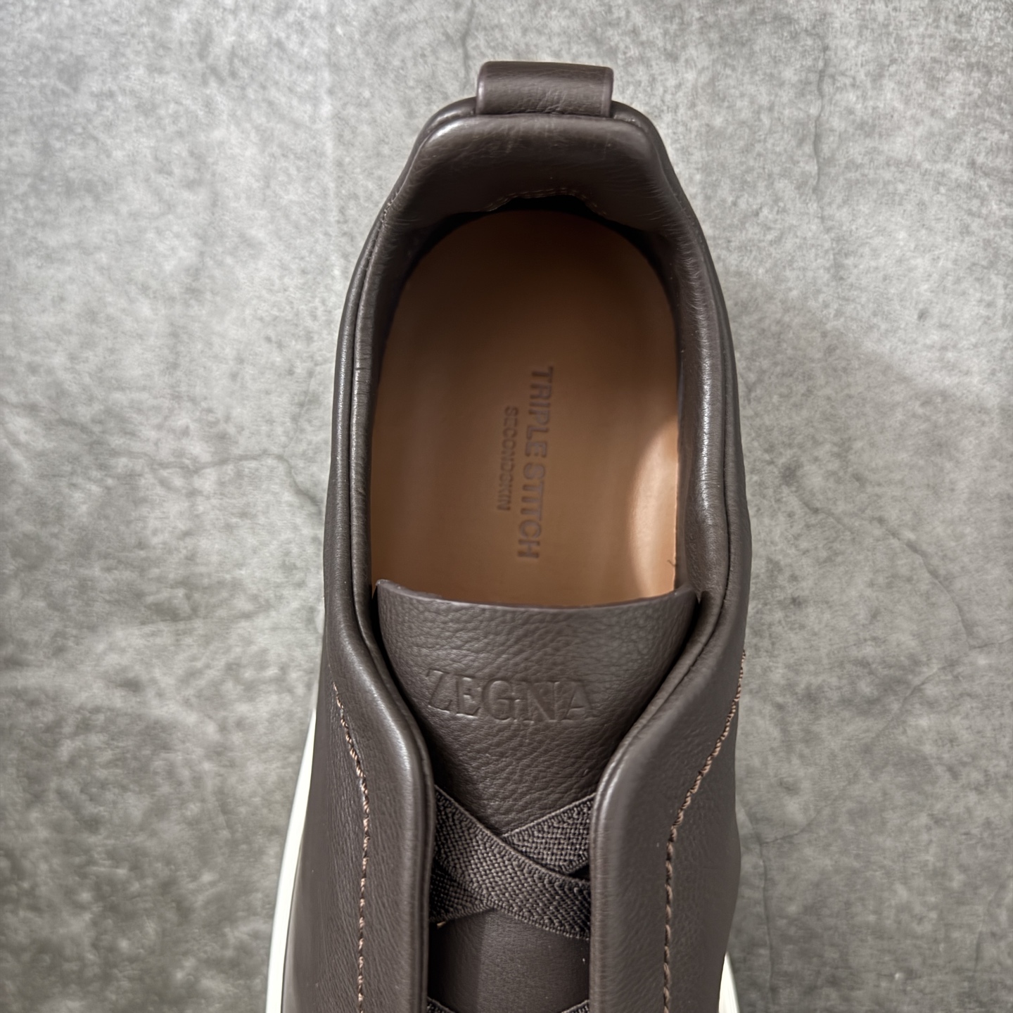 Zegna Triple Stitch 杰尼亚皮革 圆头平底 低帮低帮运动鞋 棕色白皮面 摔花纹牛皮制成，饰以丰富的工艺