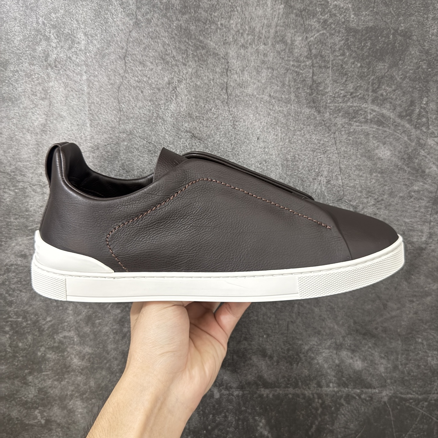 Zegna Triple Stitch 杰尼亚皮革 圆头平底 低帮低帮运动鞋 棕色白皮面 摔花纹牛皮制成，饰以丰富的工艺